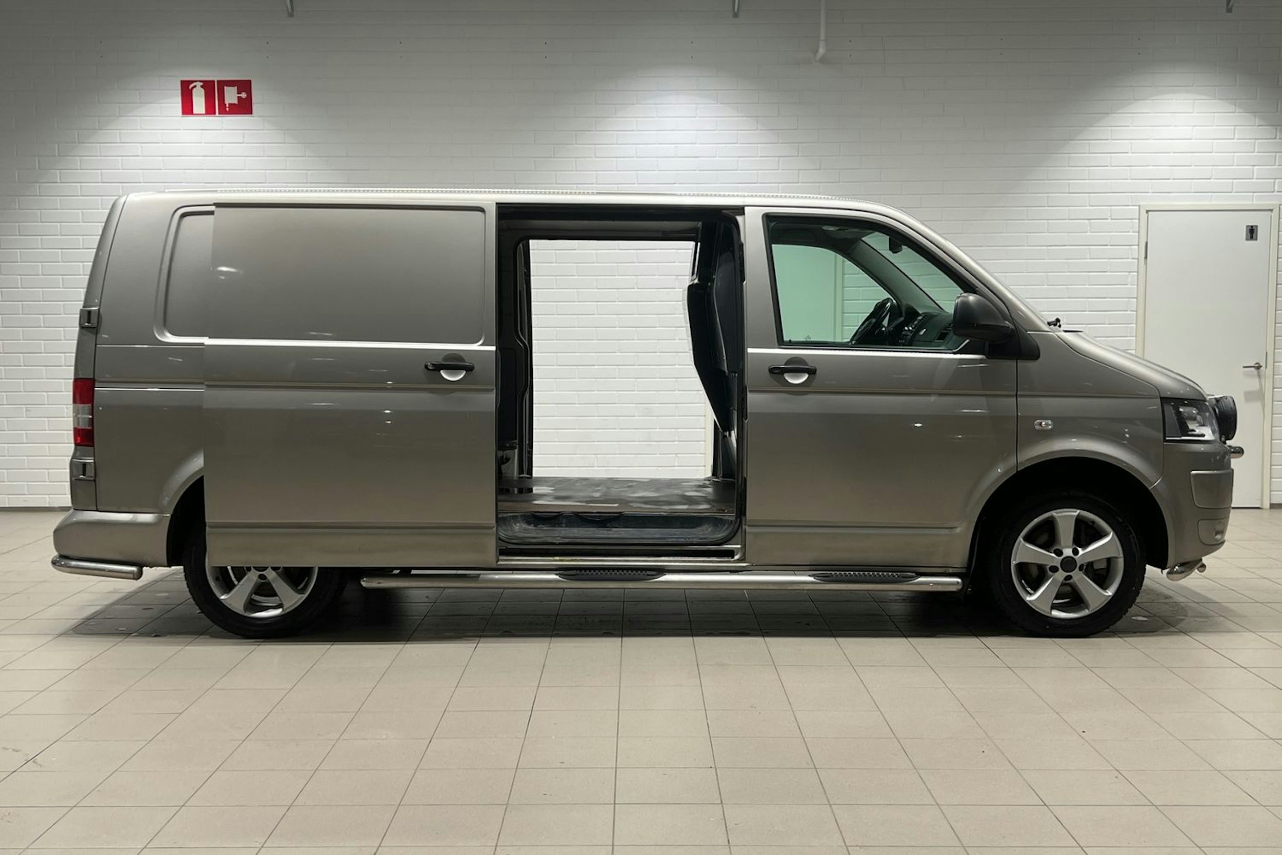 ruskea (beige) Volkswagen Transporter 2014 kuva 18.