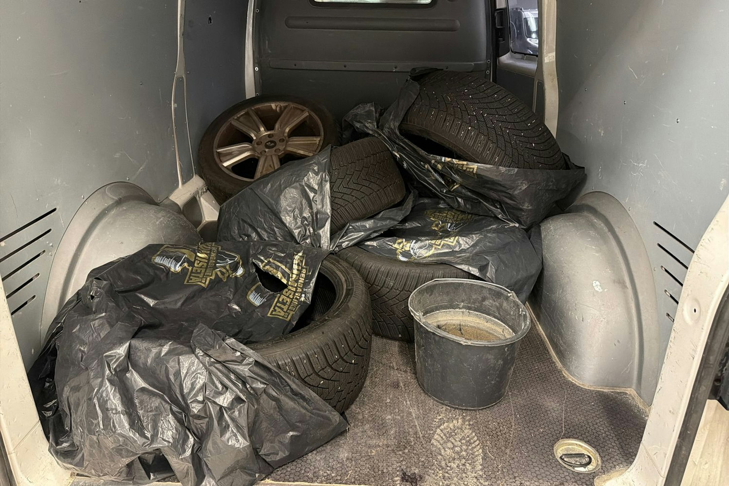 valkoinen Volkswagen Transporter 2014 kuva 10.