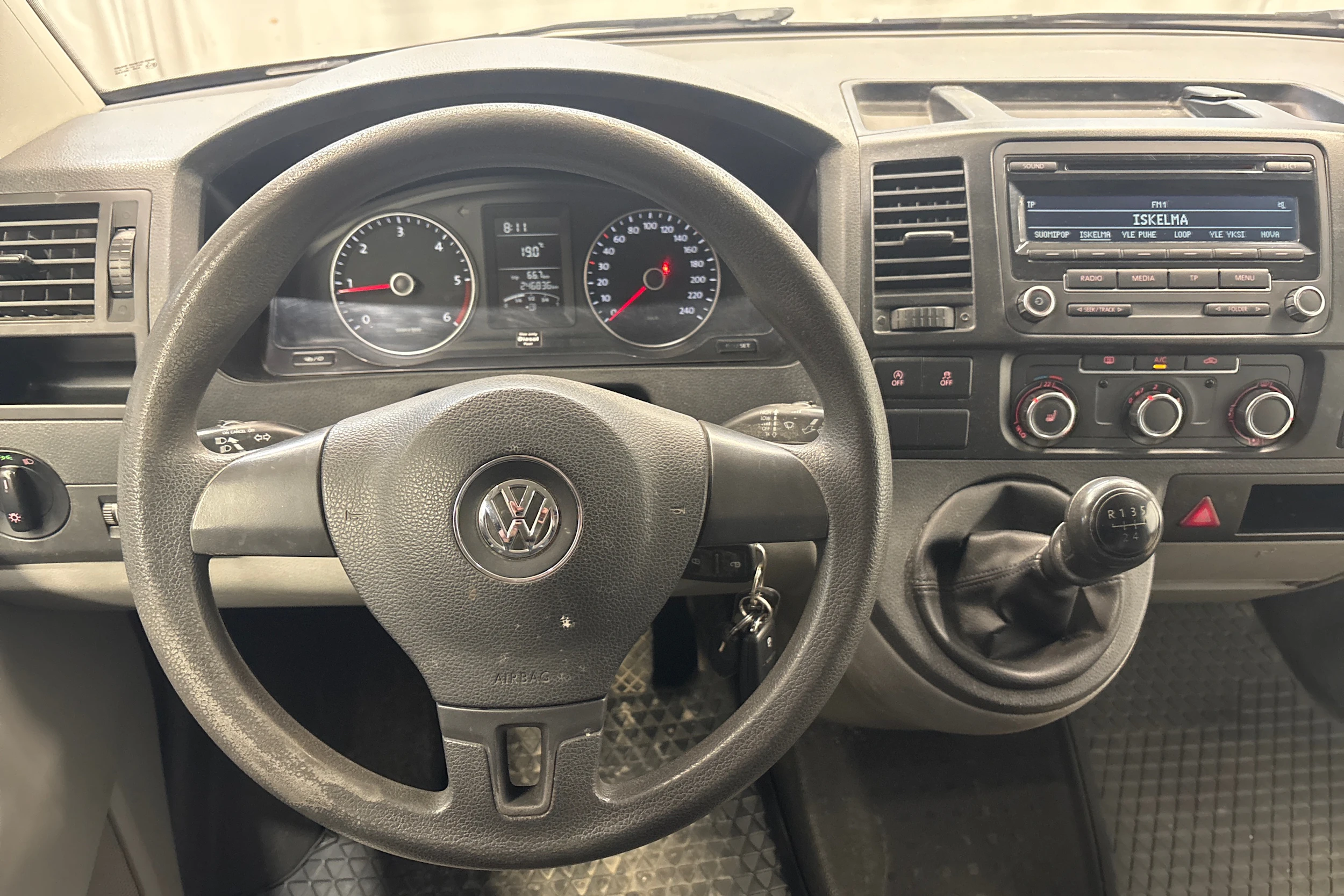 valkoinen Volkswagen Transporter 2014 kuva 10.