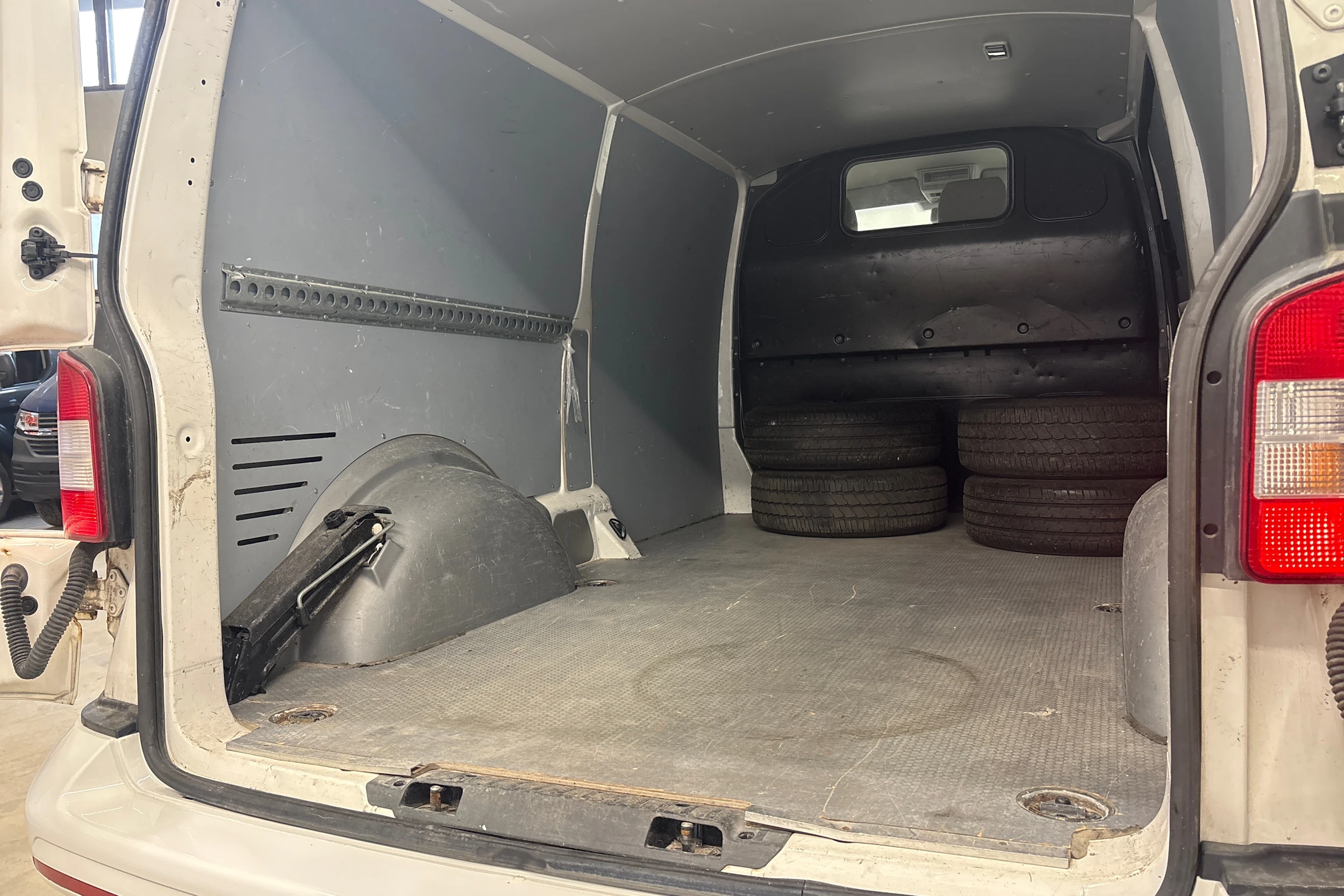 valkoinen Volkswagen Transporter 2014 kuva 15.