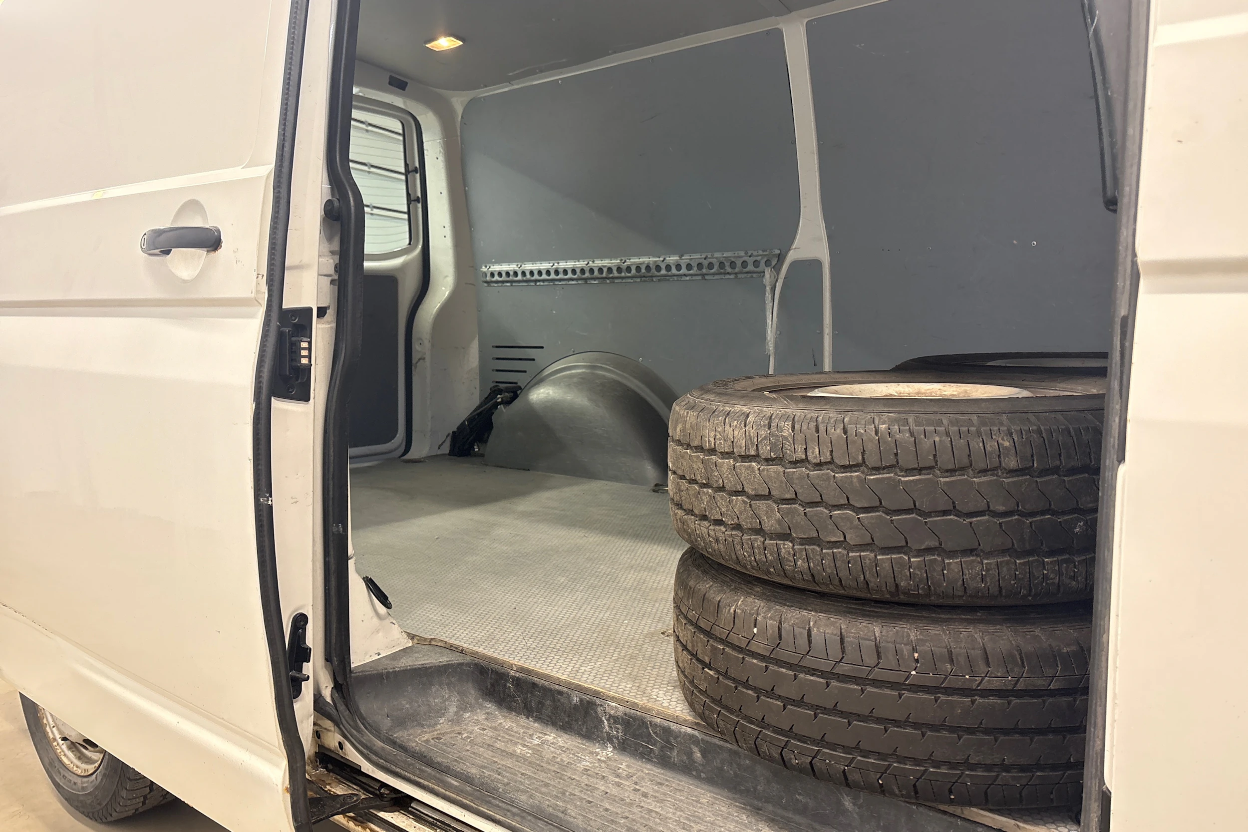 valkoinen Volkswagen Transporter 2014 kuva 16.