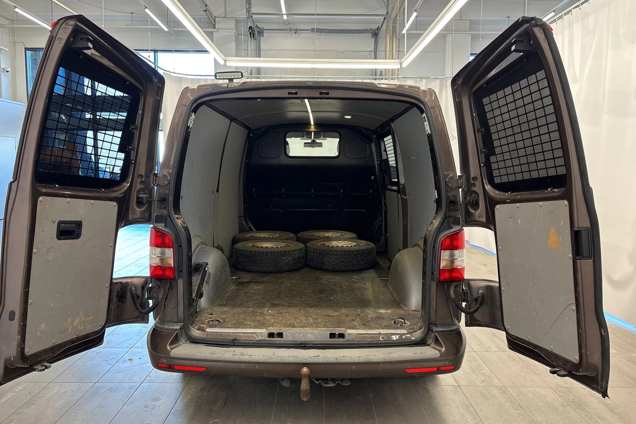 ruskea (beige) Volkswagen Transporter 2014 kuva 11.