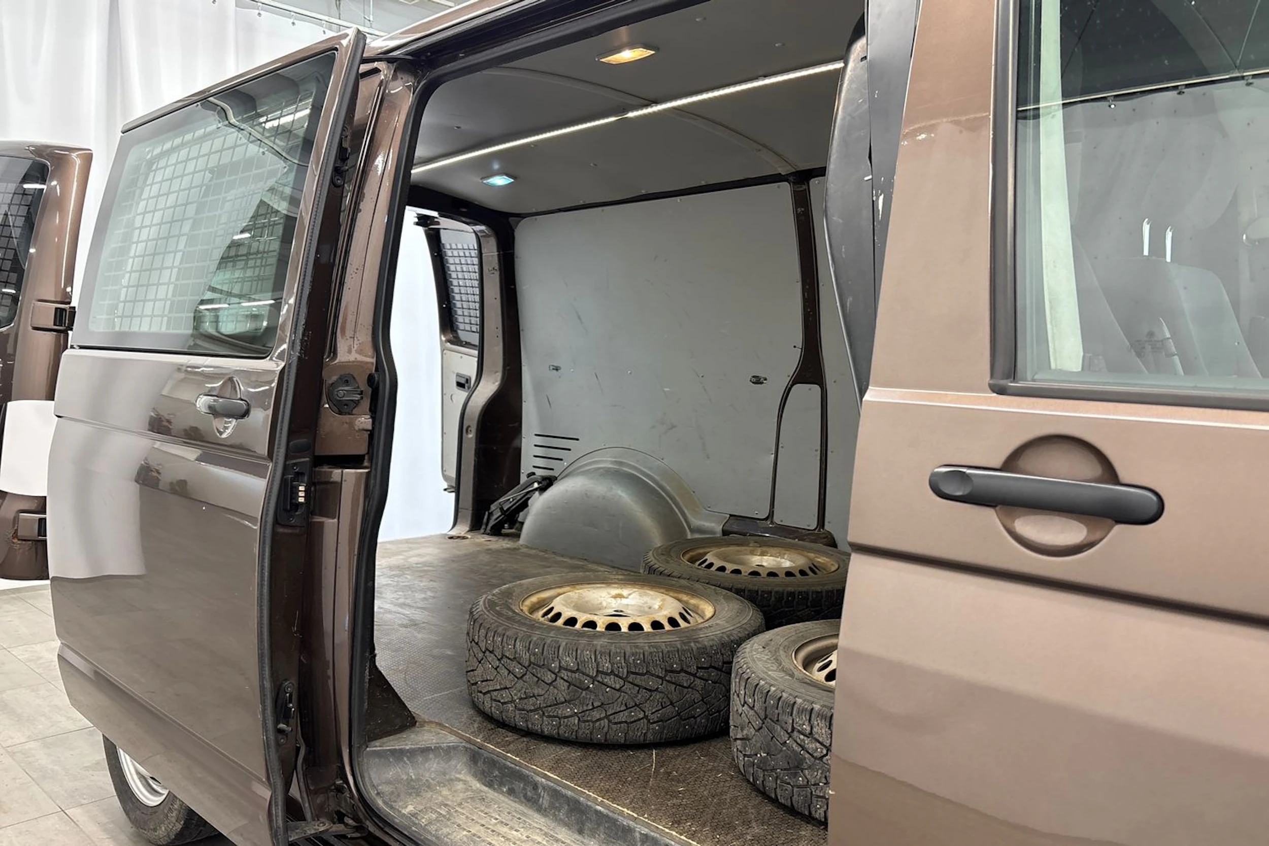 ruskea (beige) Volkswagen Transporter 2014 kuva 12.