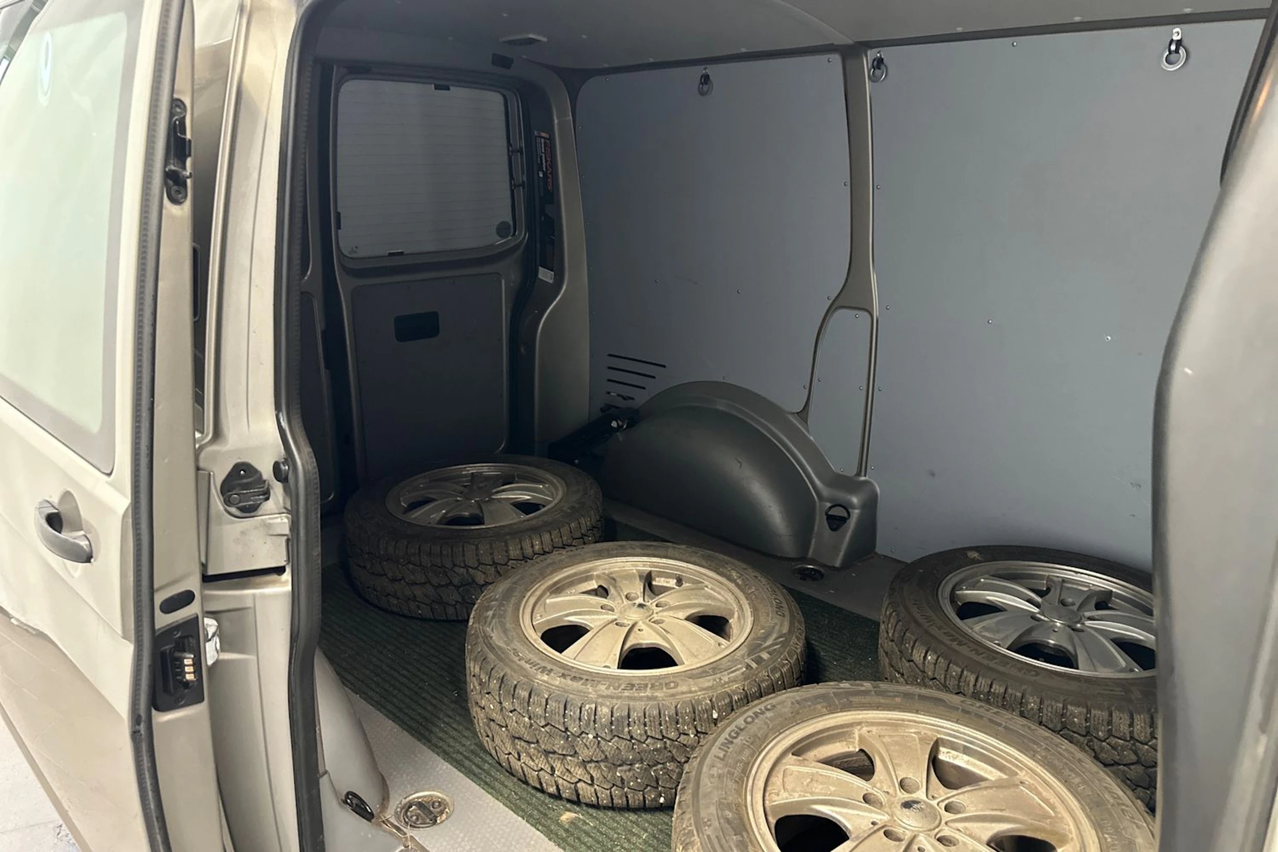 Ruskea (beige) Volkswagen TRANSPORTER 2014 kuva 13.