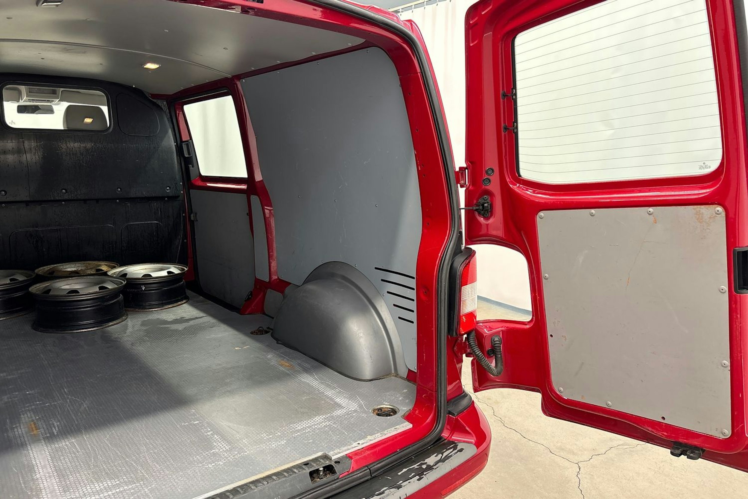 Punainen Volkswagen TRANSPORTER 2014 kuva 21.