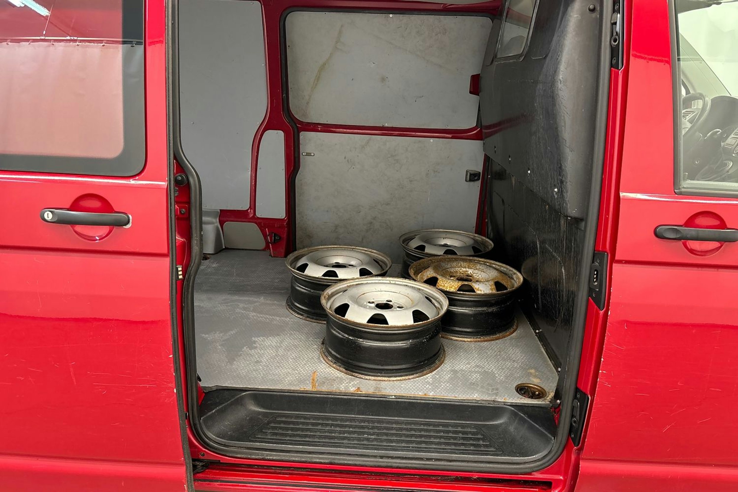 Punainen Volkswagen TRANSPORTER 2014 kuva 23.