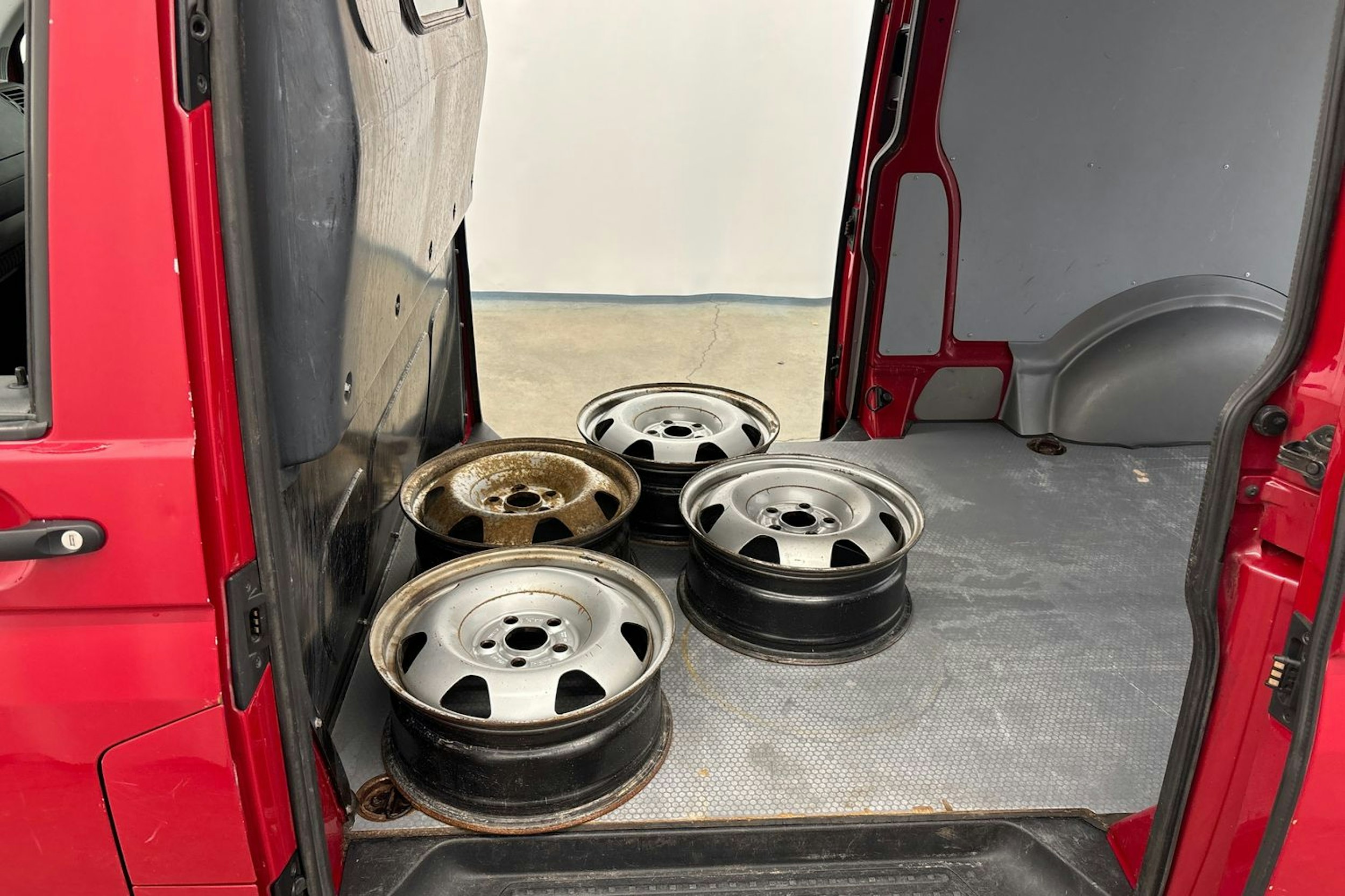 Punainen Volkswagen TRANSPORTER 2014 kuva 24.