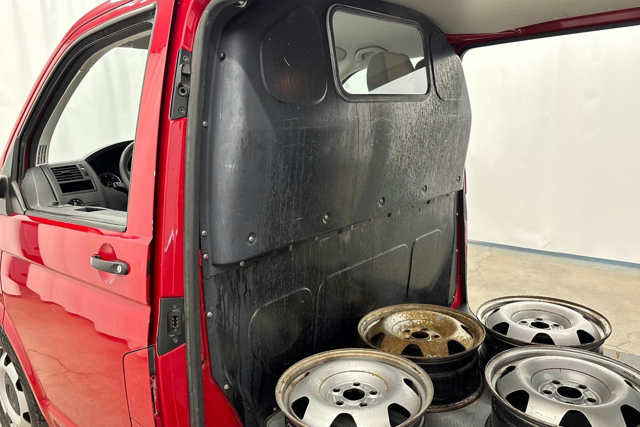 Punainen Volkswagen TRANSPORTER 2014 kuva 25.
