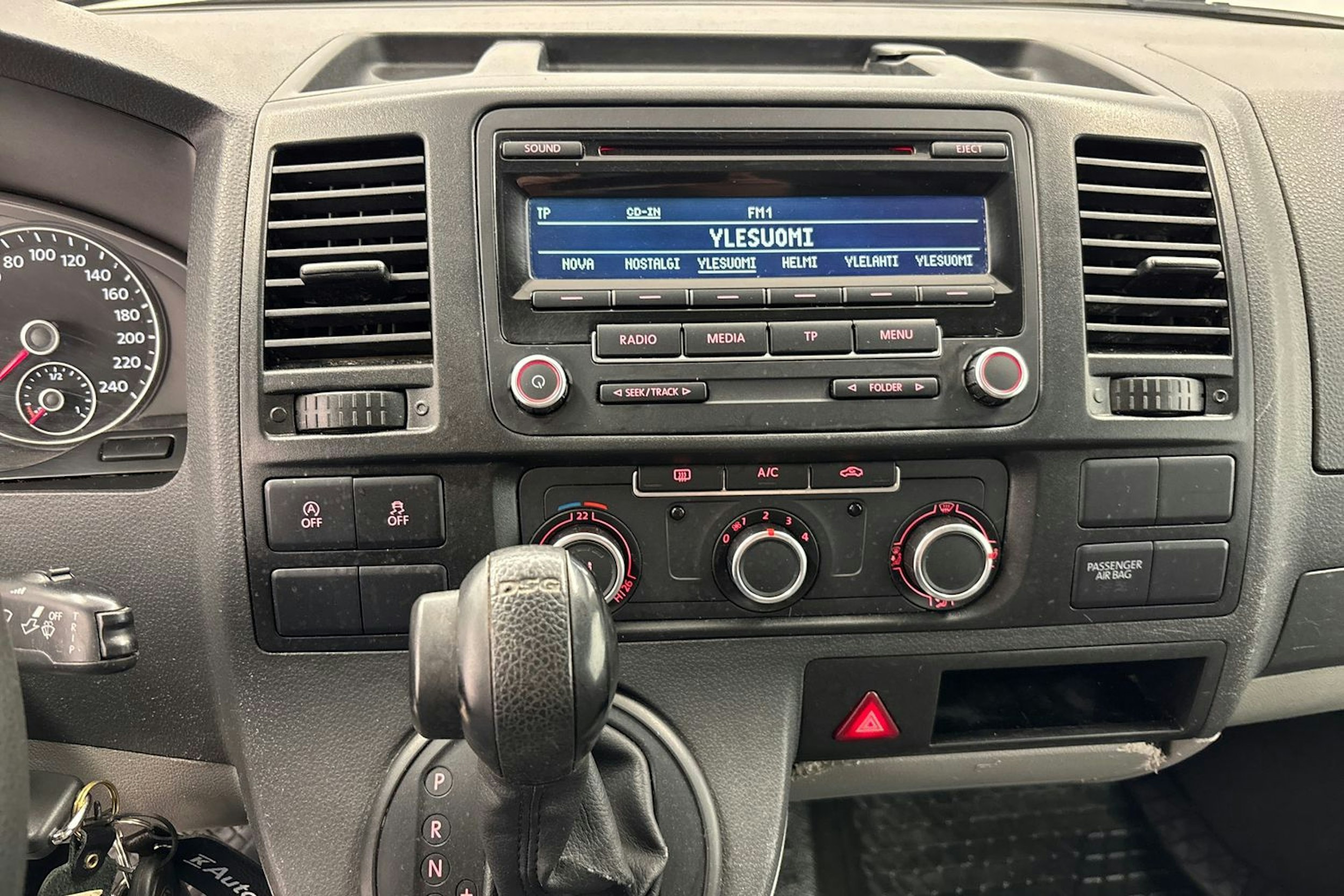 Punainen Volkswagen TRANSPORTER 2014 kuva 29.