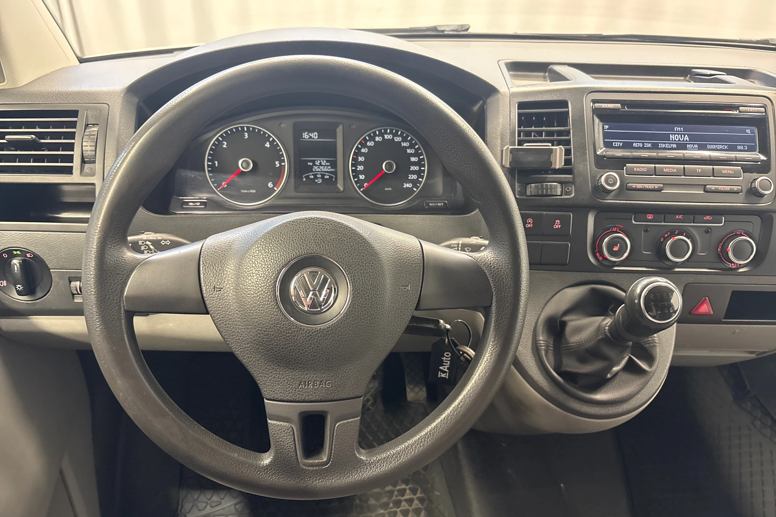 valkoinen Volkswagen Transporter 2014 kuva 10.