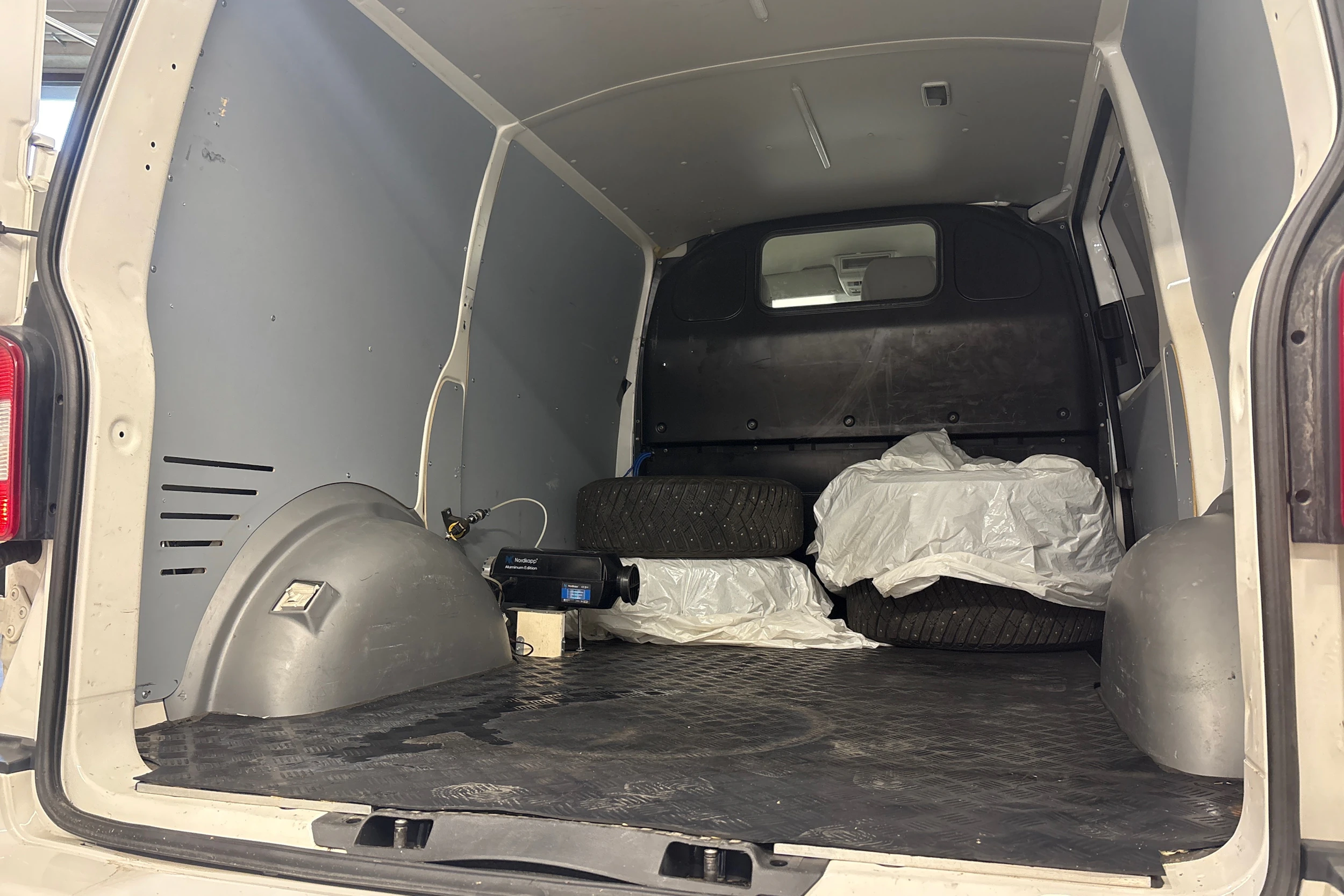 valkoinen Volkswagen Transporter 2014 kuva 16.