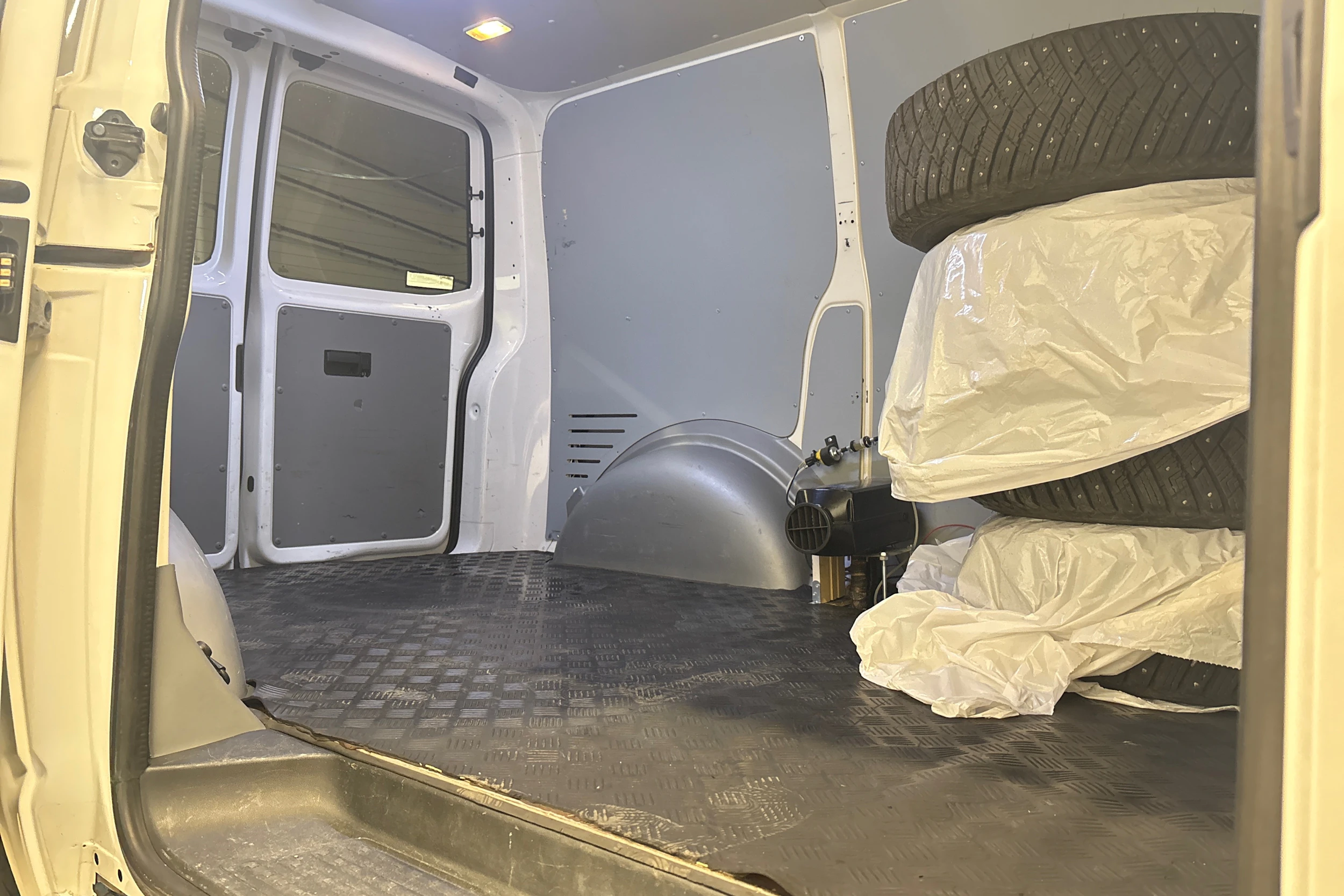 valkoinen Volkswagen Transporter 2014 kuva 17.
