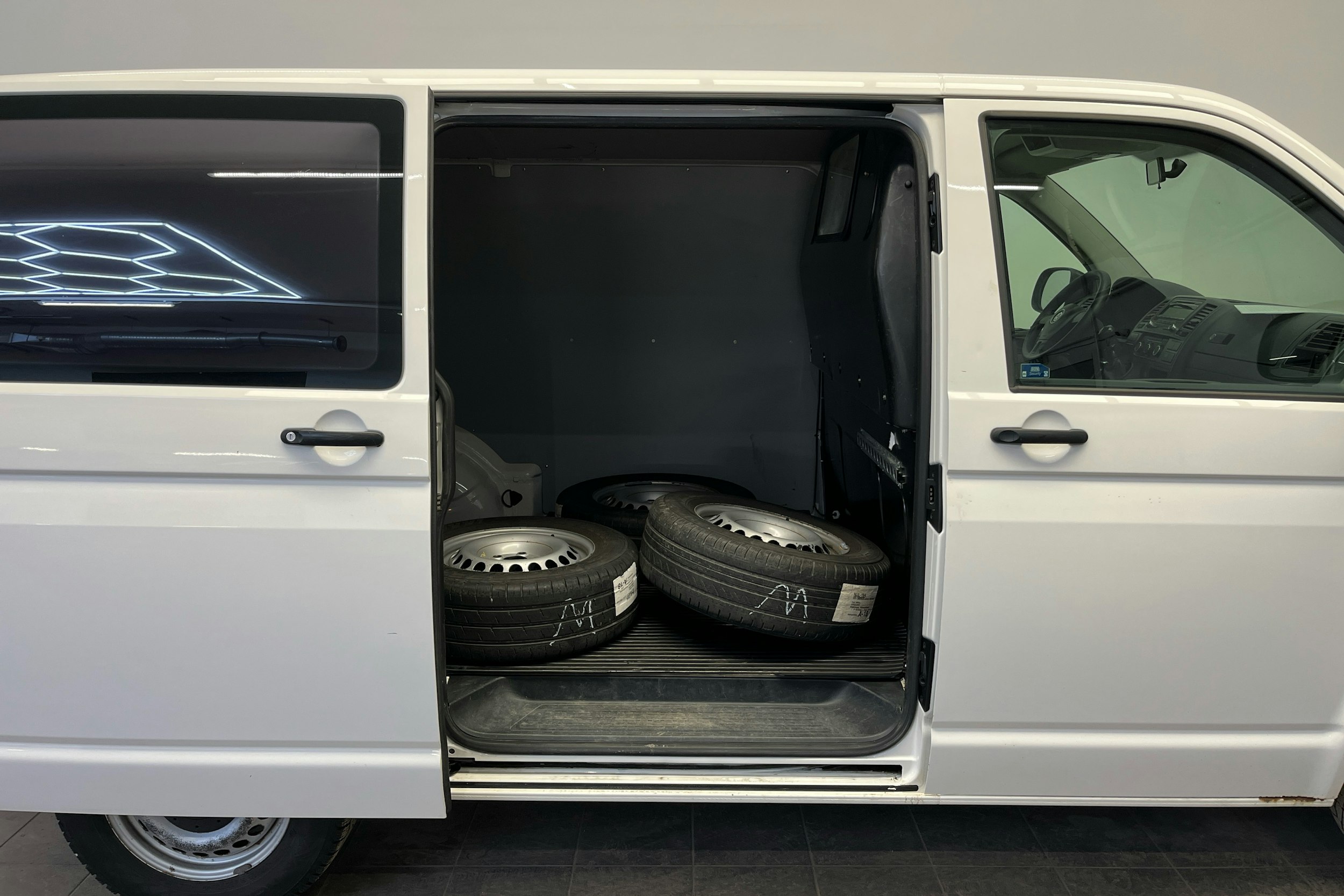 valkoinen Volkswagen Transporter 2014 kuva 12.