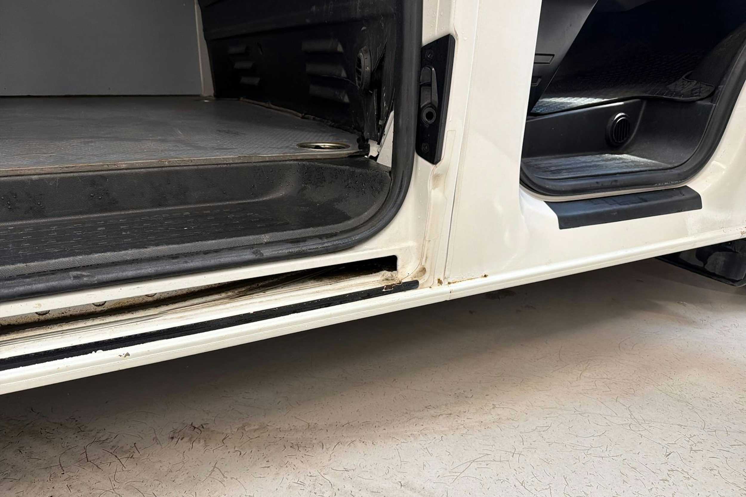 valkoinen Volkswagen Transporter 2014 kuva 24.