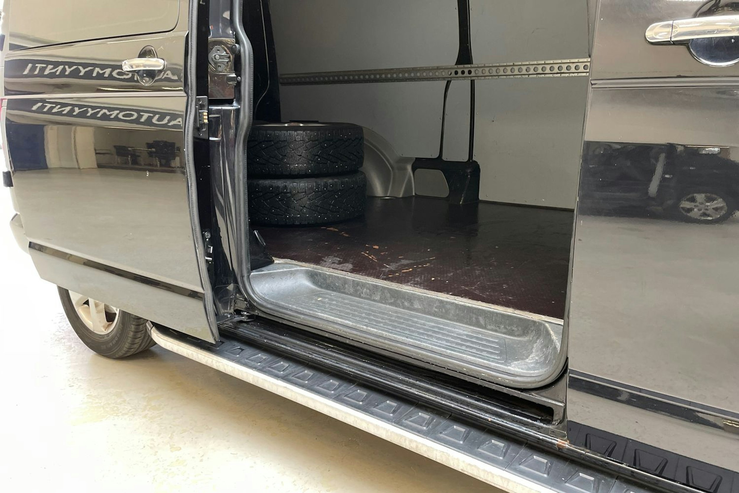 musta Volkswagen Transporter 2014 kuva 14.