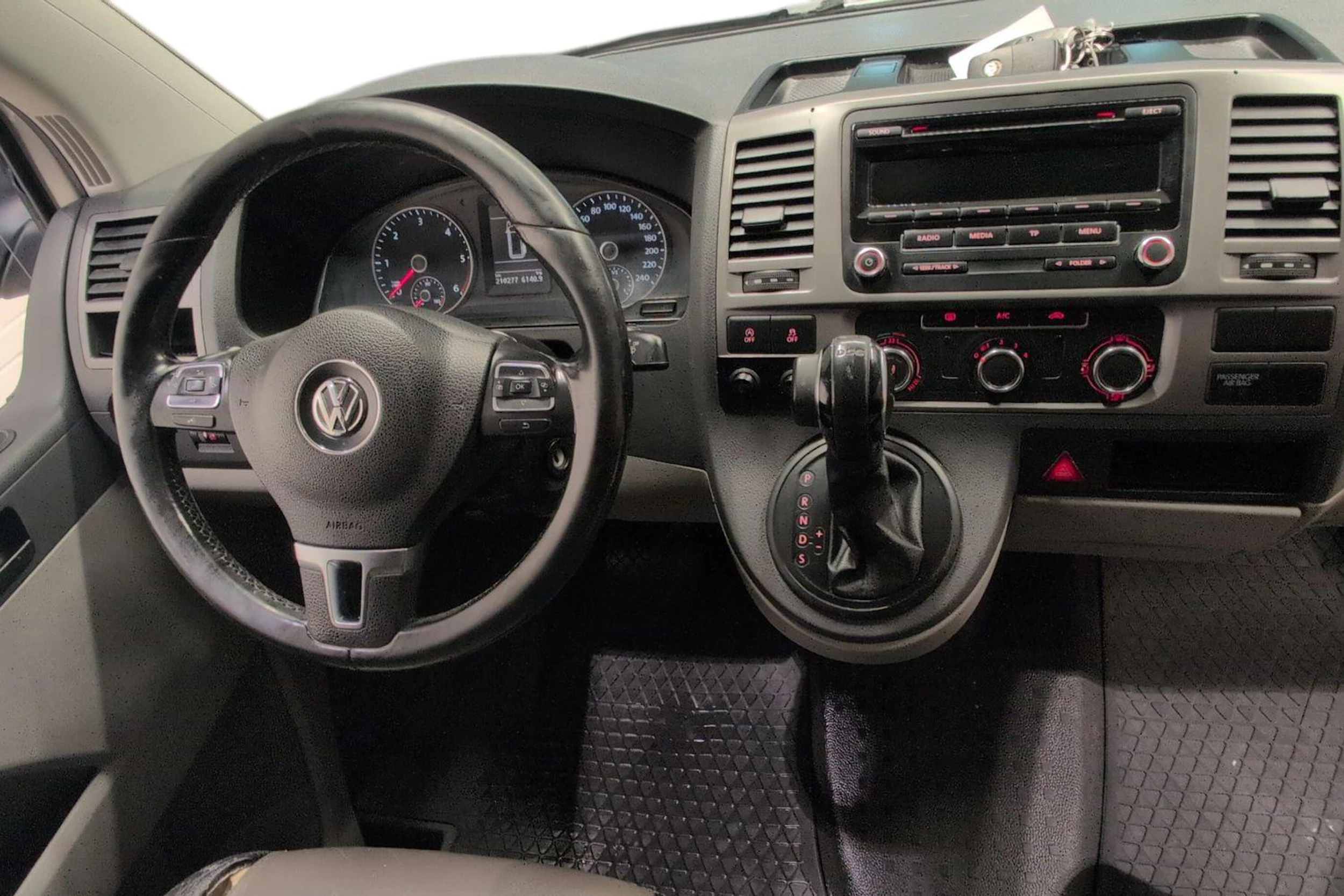 valkoinen Volkswagen Transporter 2014 kuva 9.