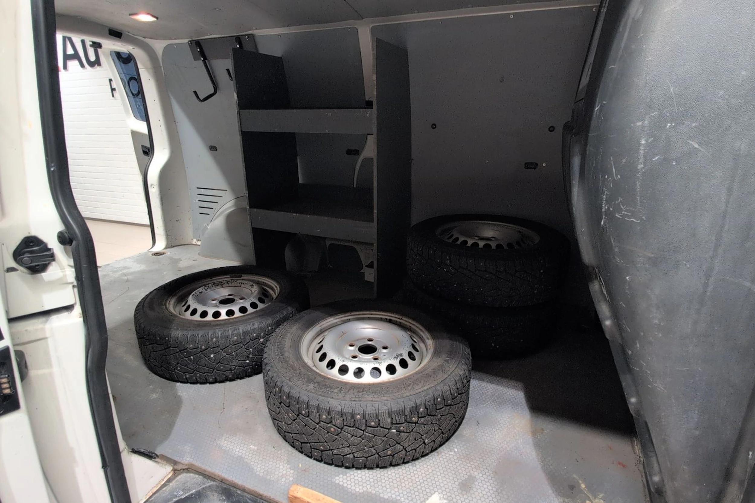 valkoinen Volkswagen Transporter 2014 kuva 18.