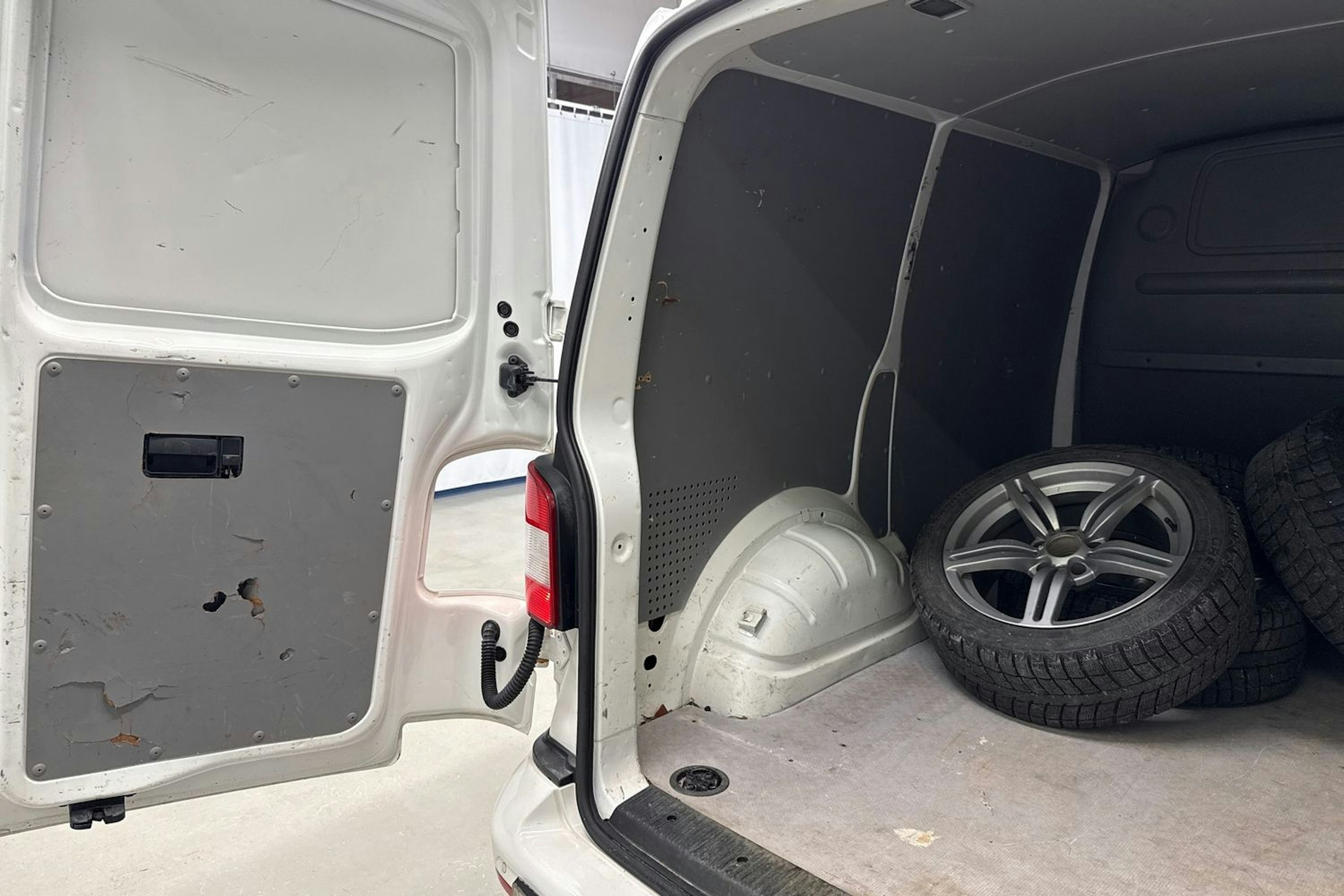 valkoinen Volkswagen Transporter 2014 kuva 25.