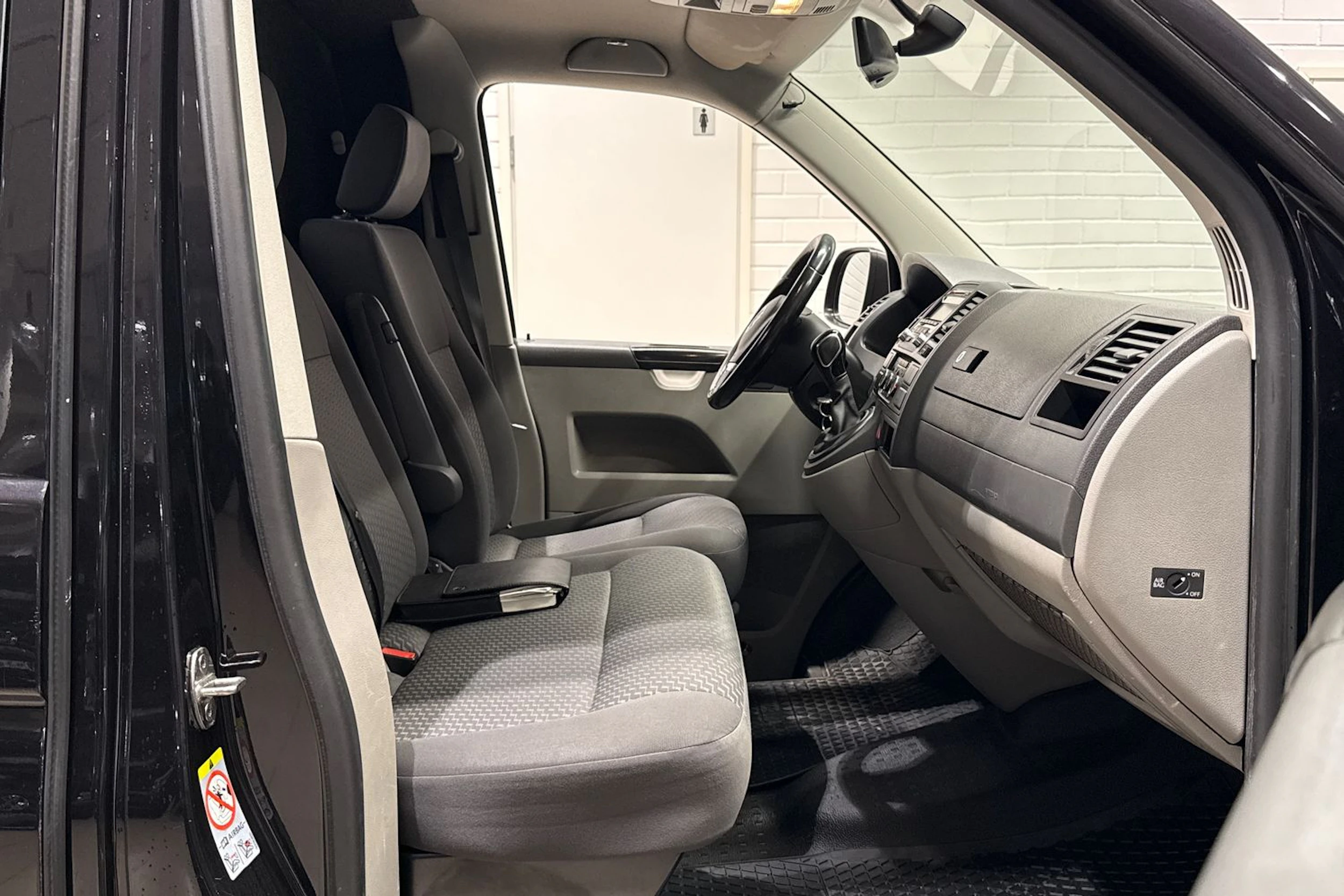 Musta Volkswagen TRANSPORTER 2015 kuva 13.