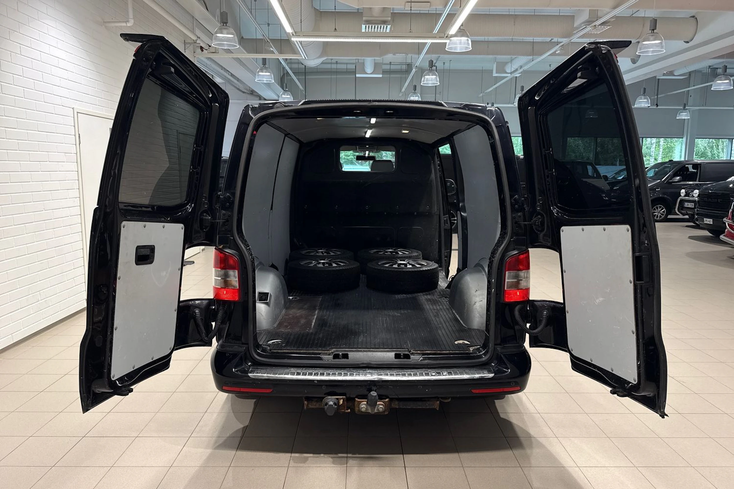 Musta Volkswagen TRANSPORTER 2015 kuva 15.
