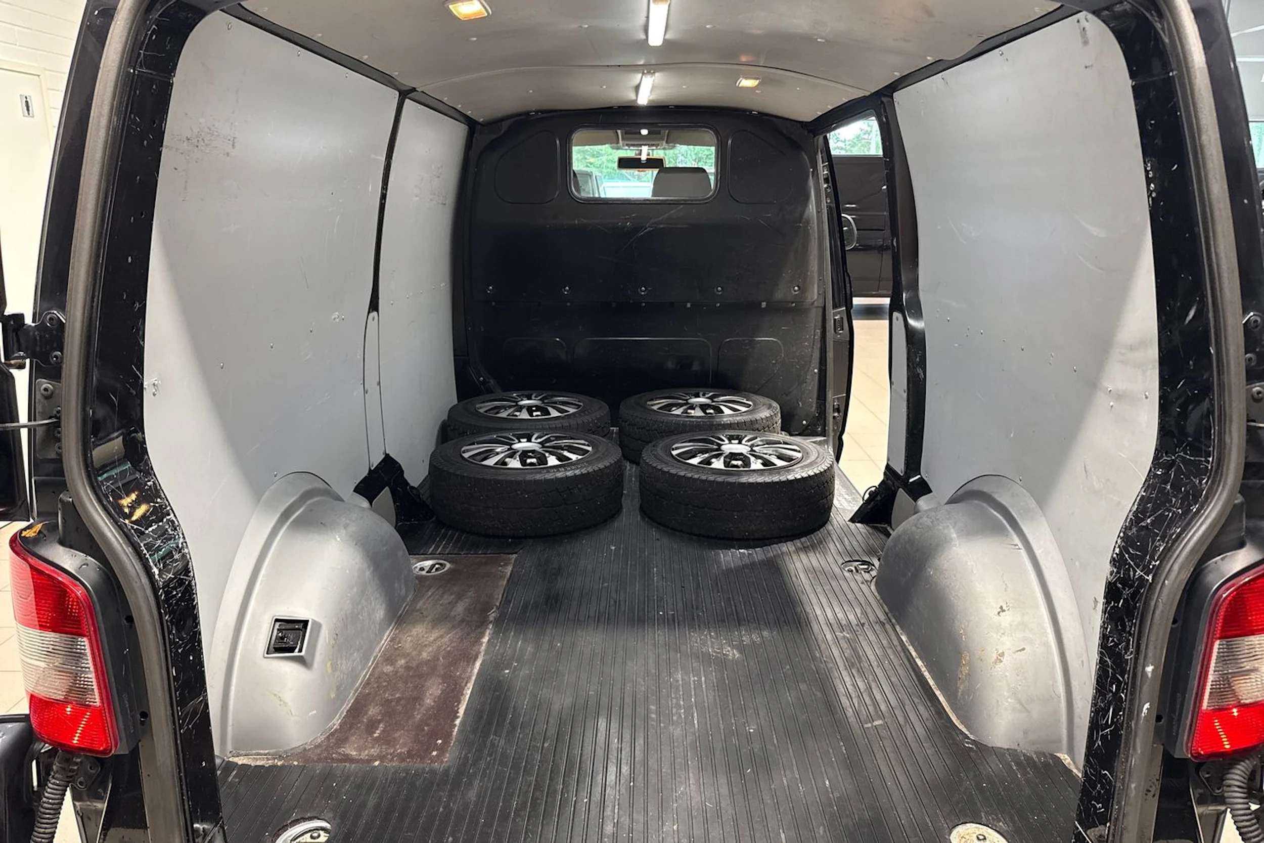 Musta Volkswagen TRANSPORTER 2015 kuva 16.