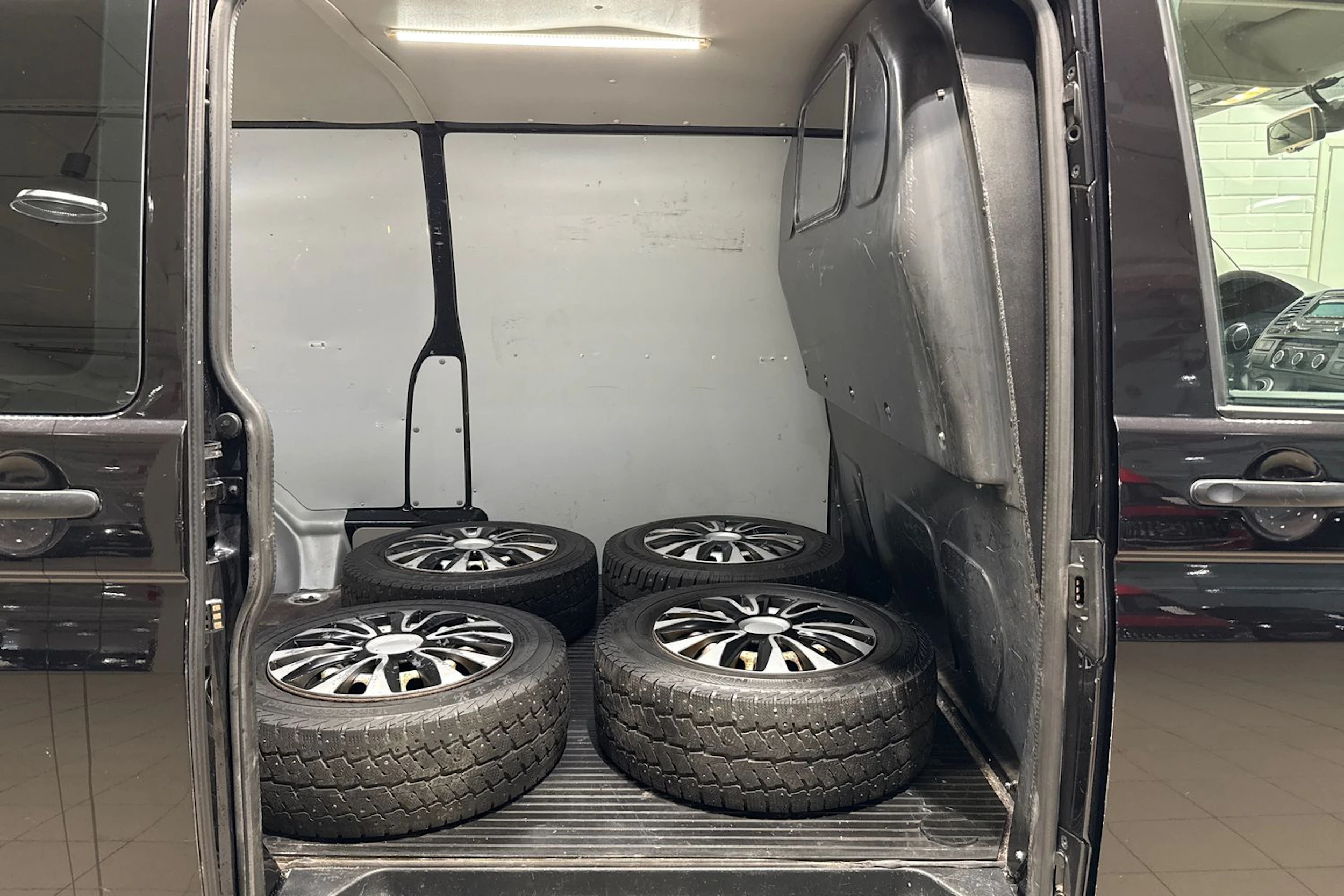 Musta Volkswagen TRANSPORTER 2015 kuva 17.