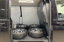 Musta Volkswagen TRANSPORTER 2015 kuva 17.