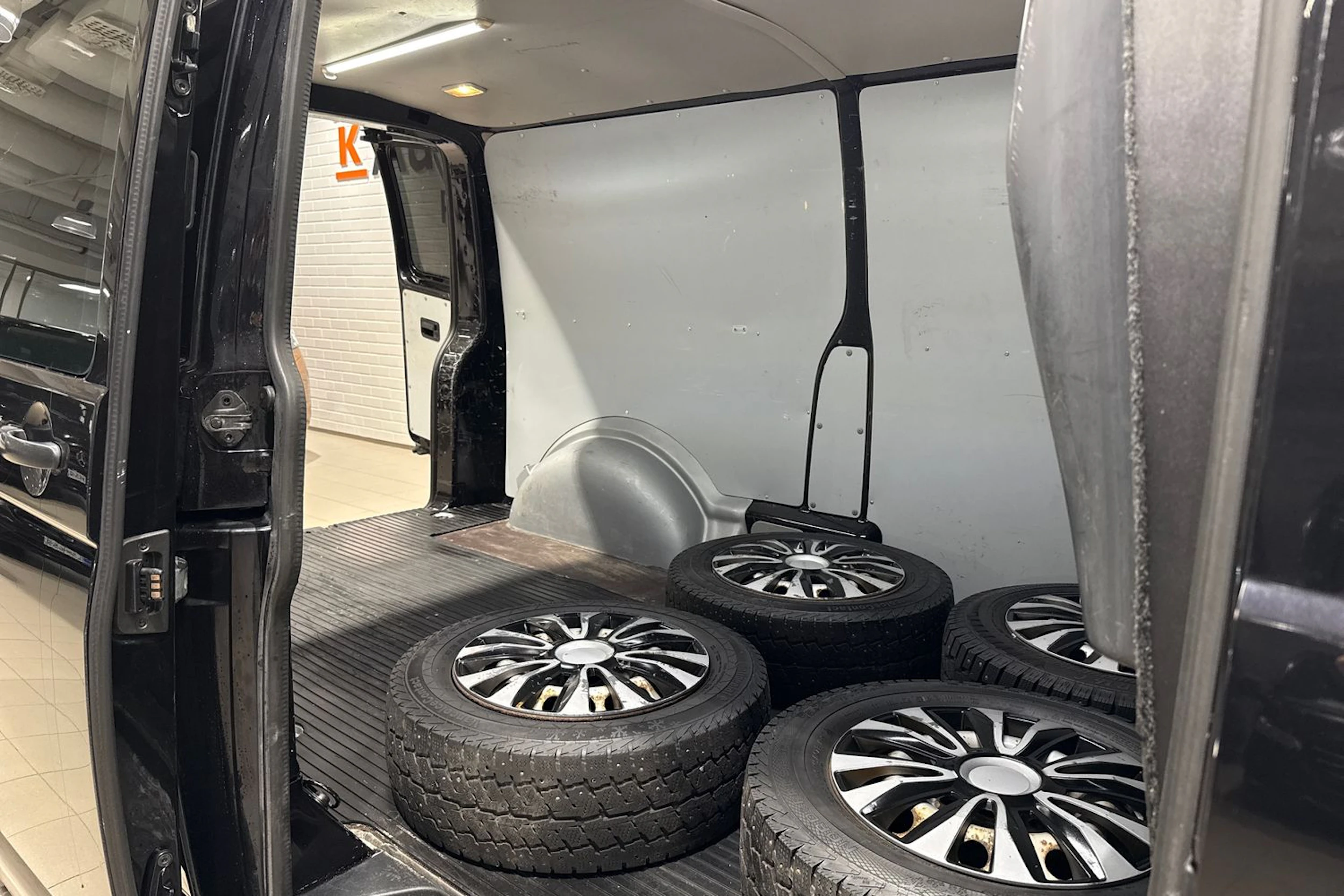Musta Volkswagen TRANSPORTER 2015 kuva 18.
