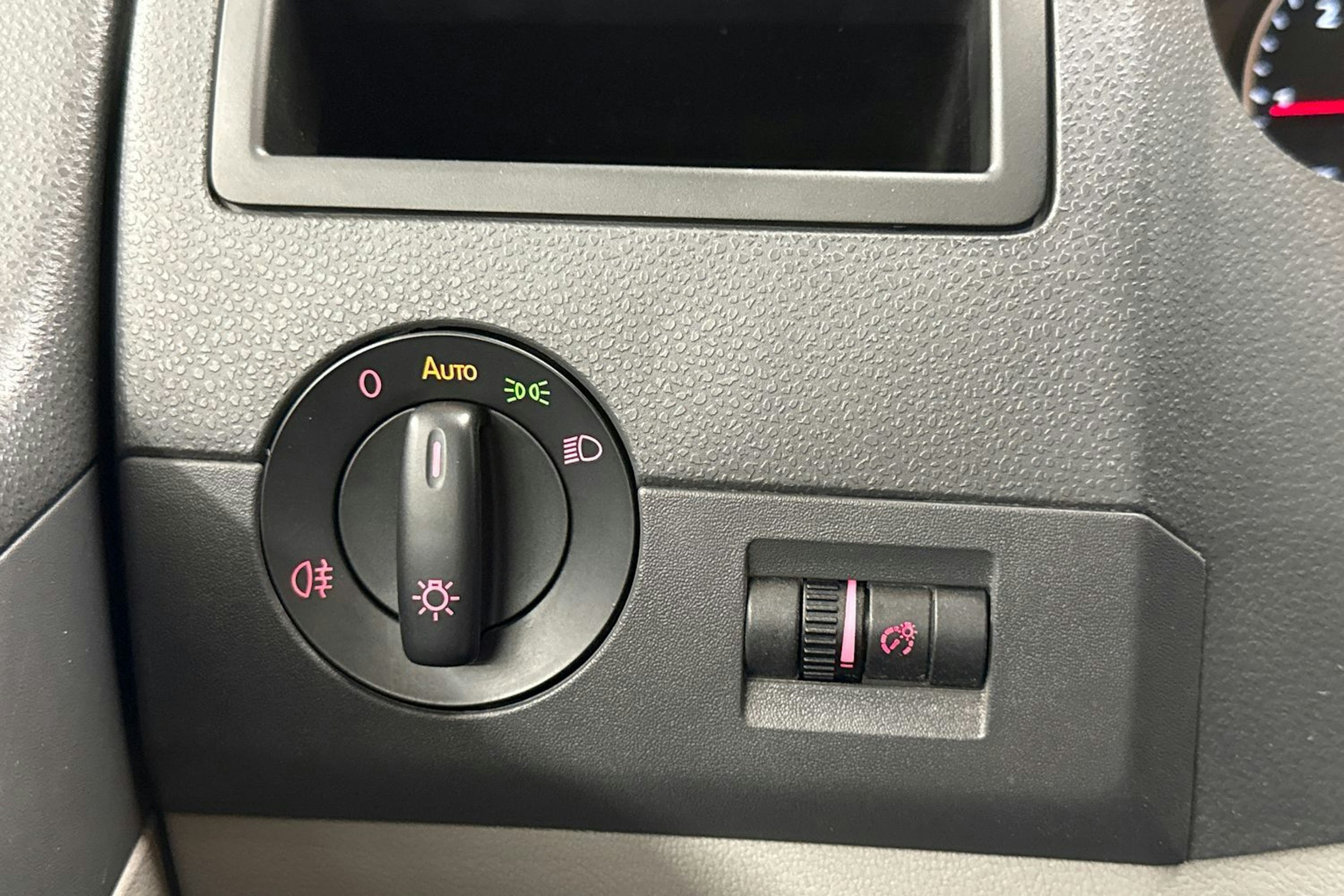 valkoinen Volkswagen Transporter 2015 kuva 18.