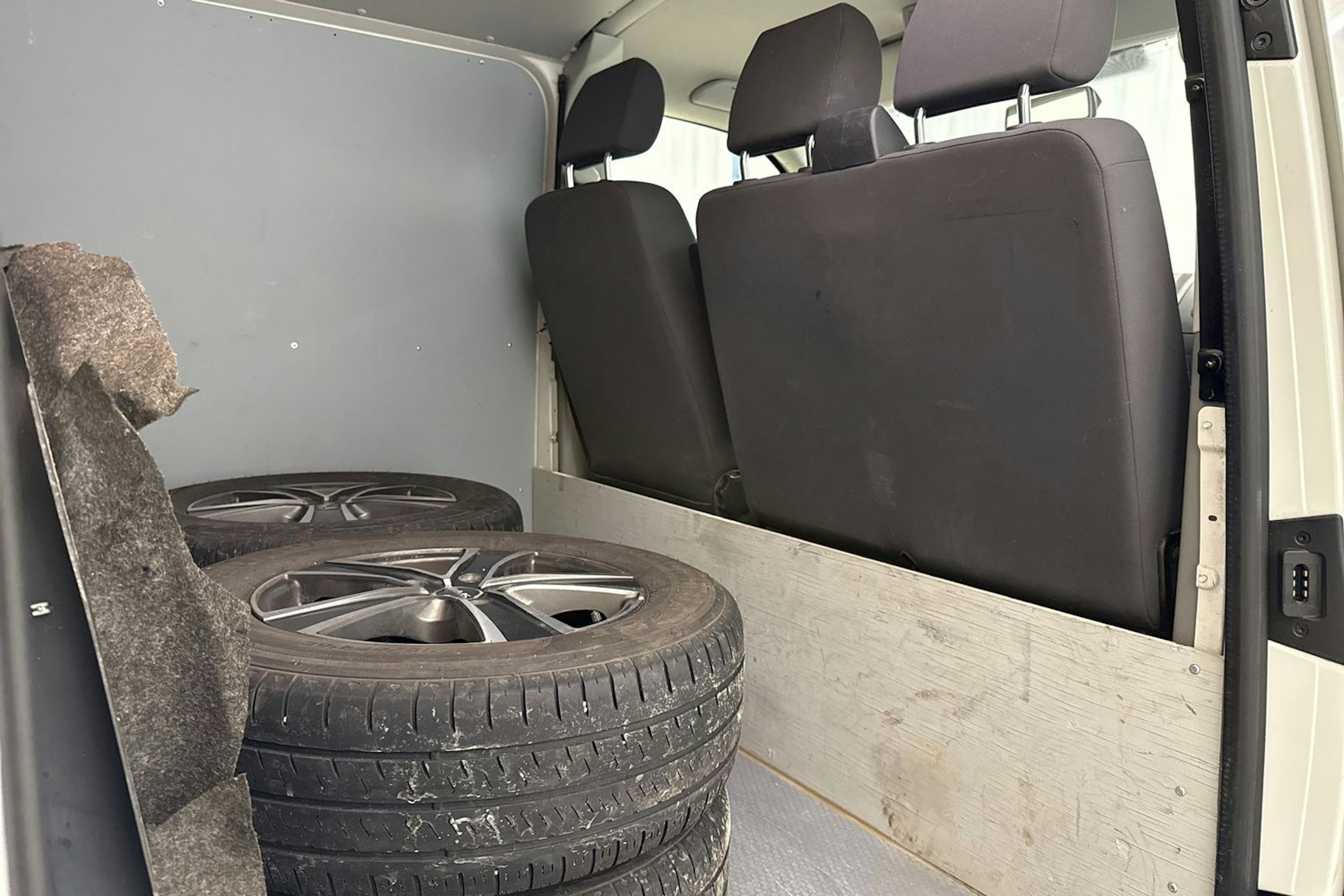 valkoinen Volkswagen Transporter 2015 kuva 23.