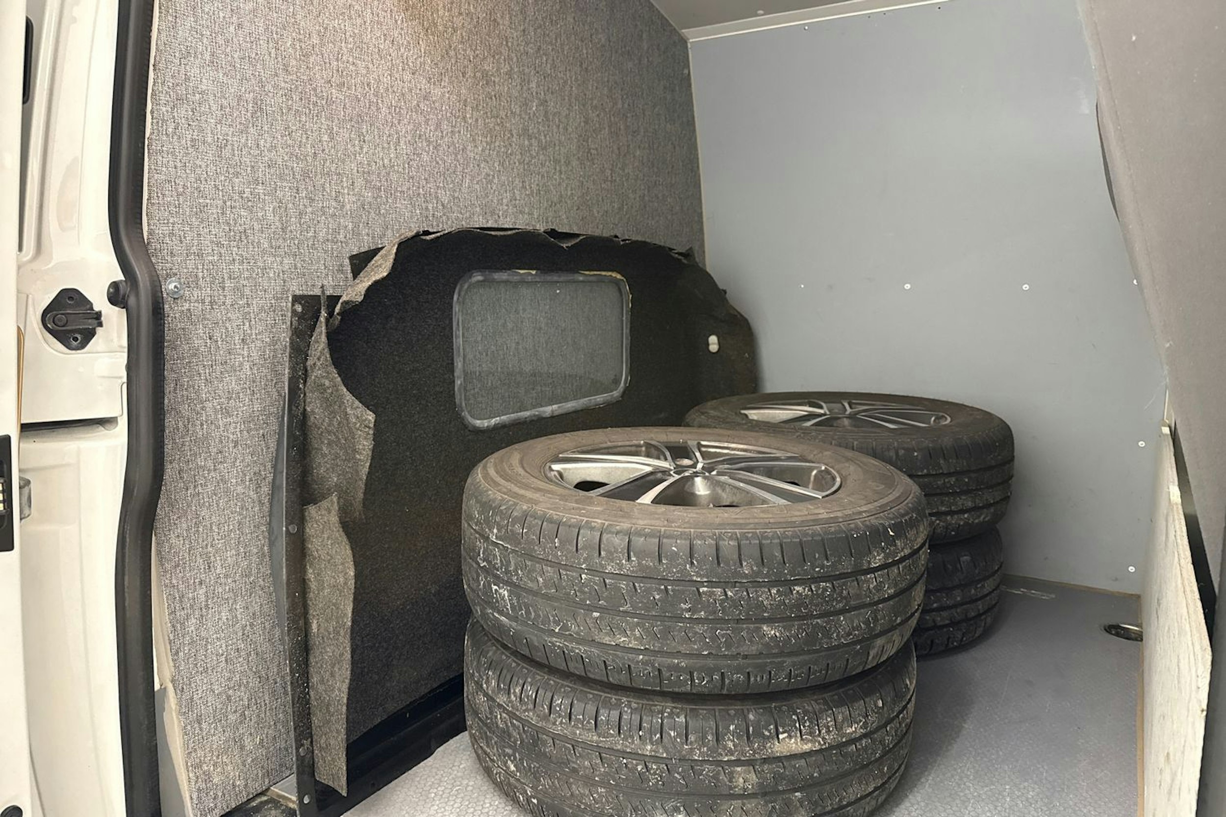 valkoinen Volkswagen Transporter 2015 kuva 24.