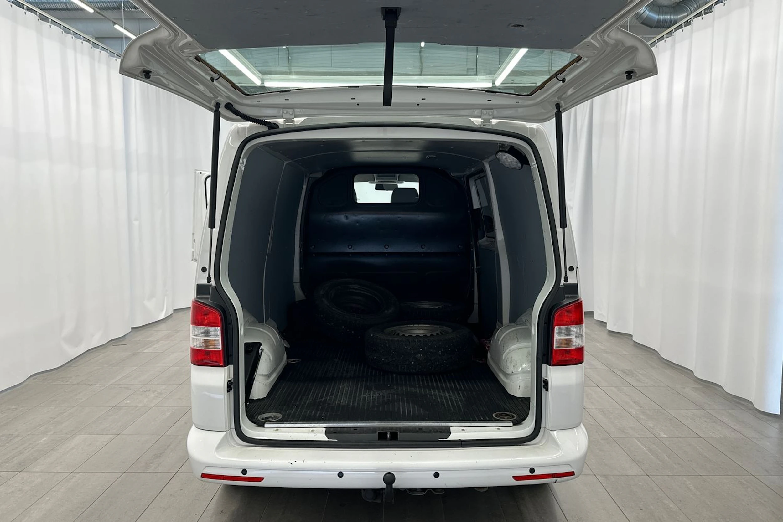 valkoinen Volkswagen Transporter 2015 kuva 10.