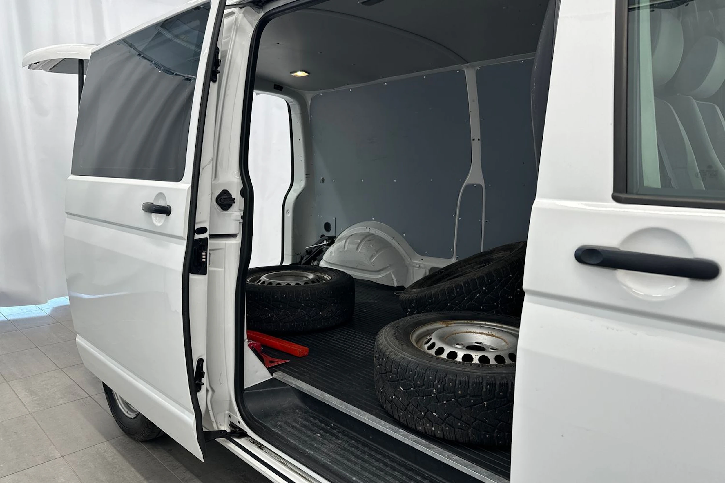 valkoinen Volkswagen Transporter 2015 kuva 11.