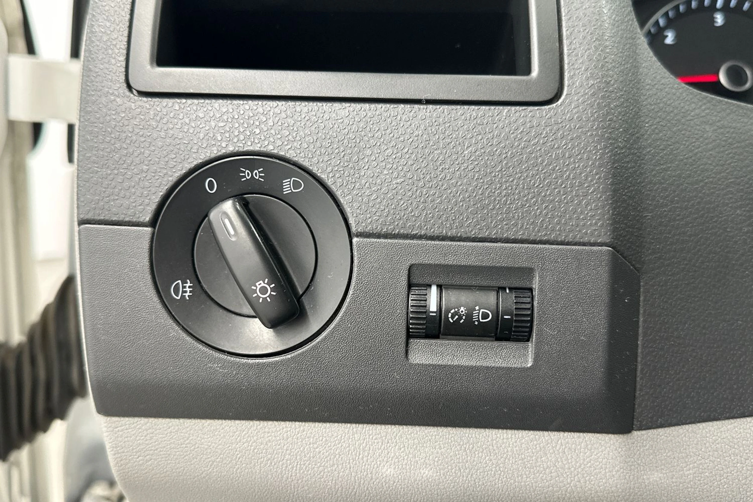 valkoinen Volkswagen Transporter 2015 kuva 12.