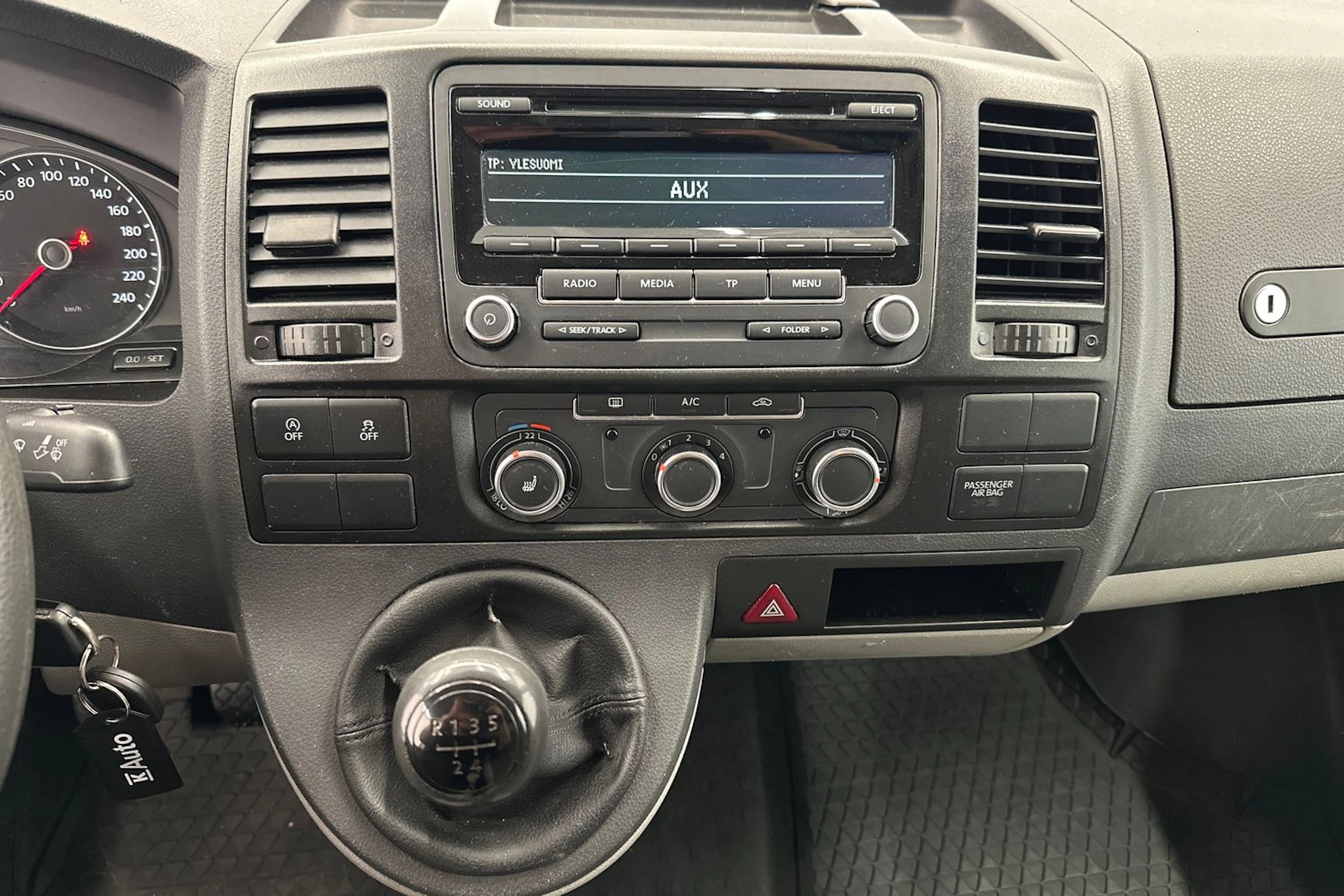 valkoinen Volkswagen Transporter 2015 kuva 14.