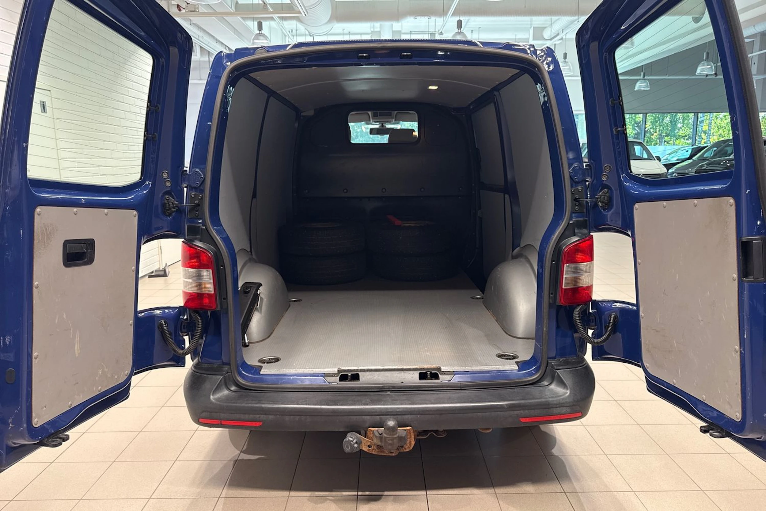 sininen Volkswagen Transporter 2015 kuva 16.