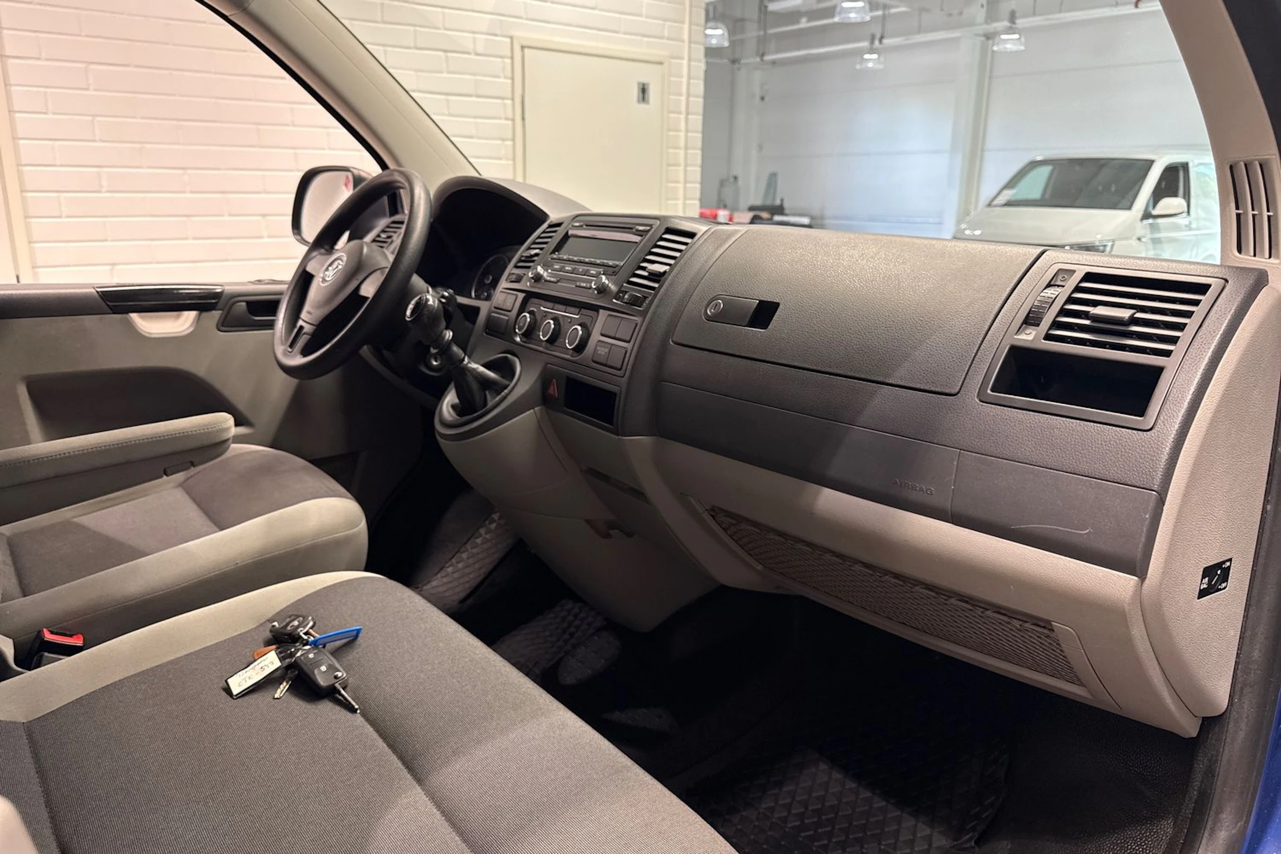 sininen Volkswagen Transporter 2015 kuva 18.