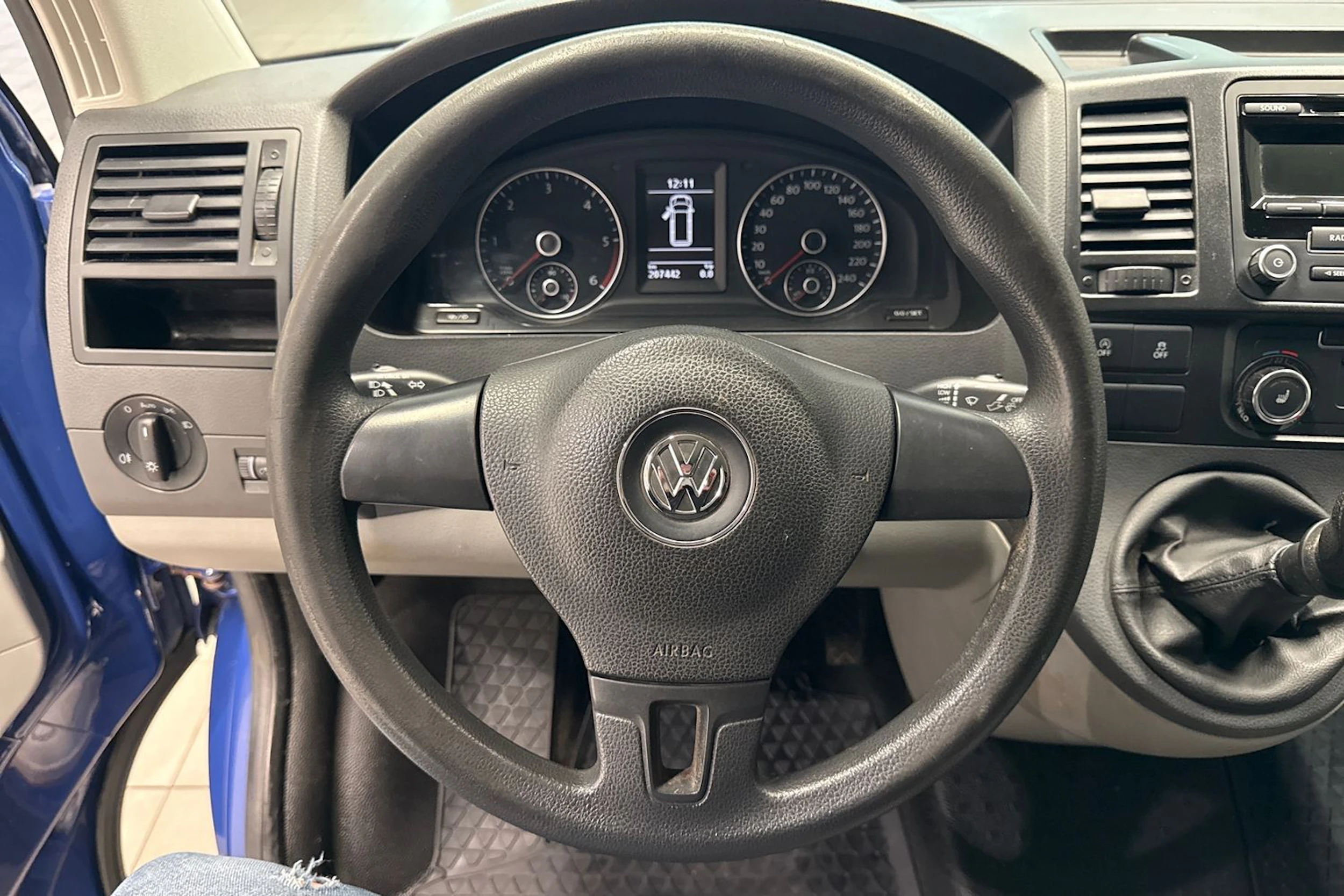 sininen Volkswagen Transporter 2015 kuva 19.