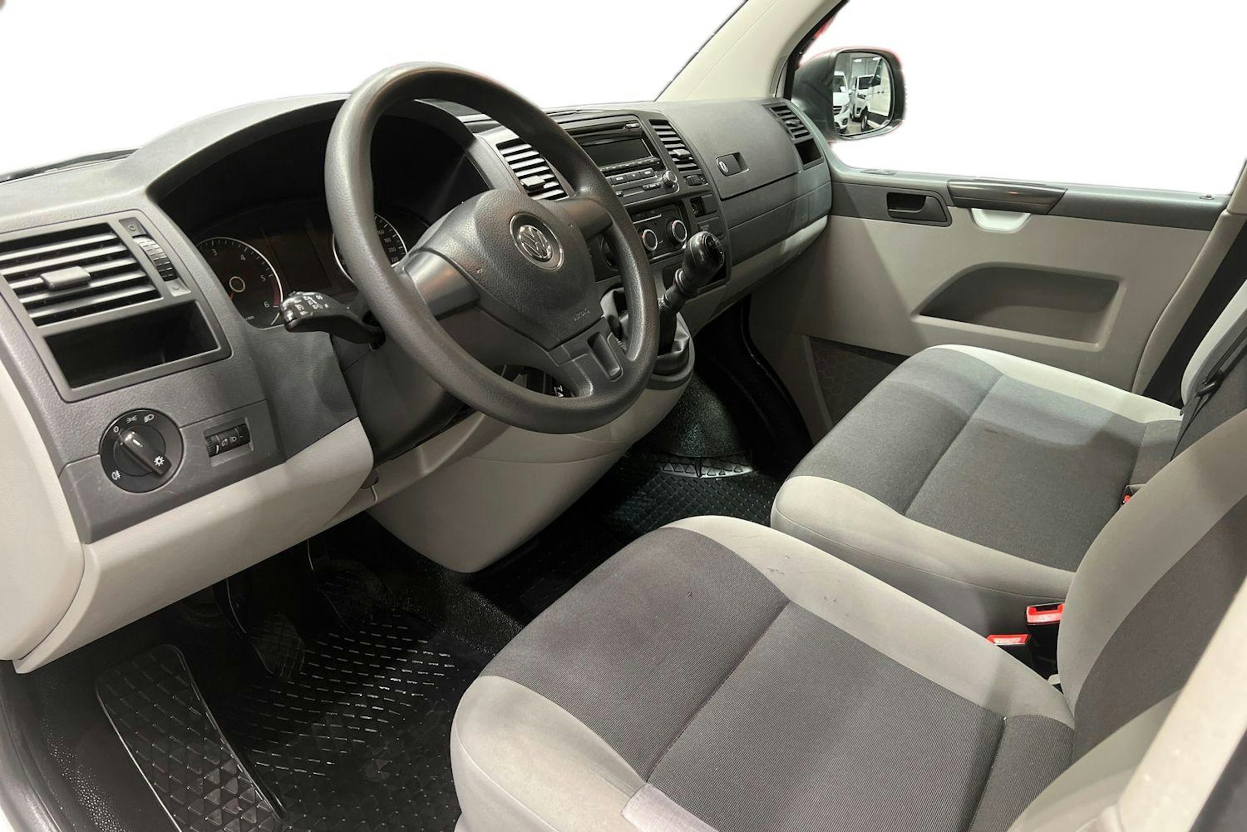 Valkoinen Volkswagen Transporter 2015 kuva 6.