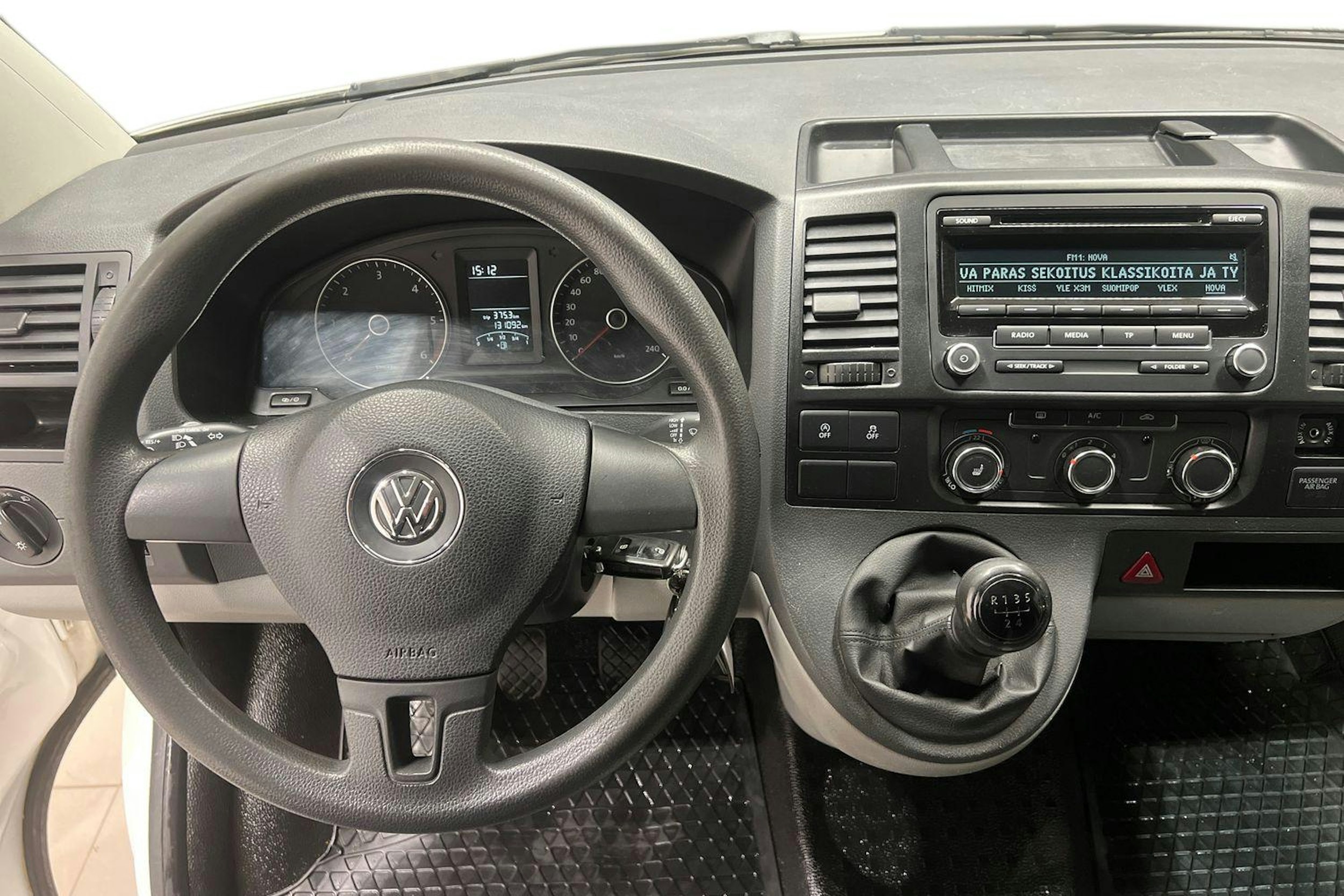 Valkoinen Volkswagen Transporter 2015 kuva 7.