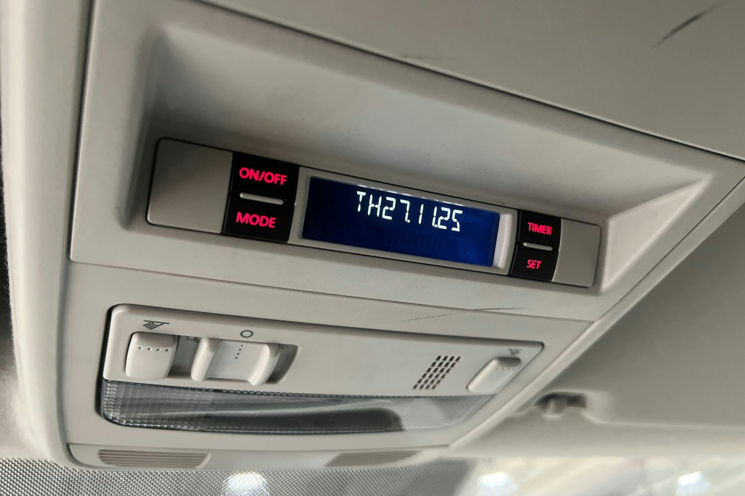 Valkoinen Volkswagen Transporter 2015 kuva 10.