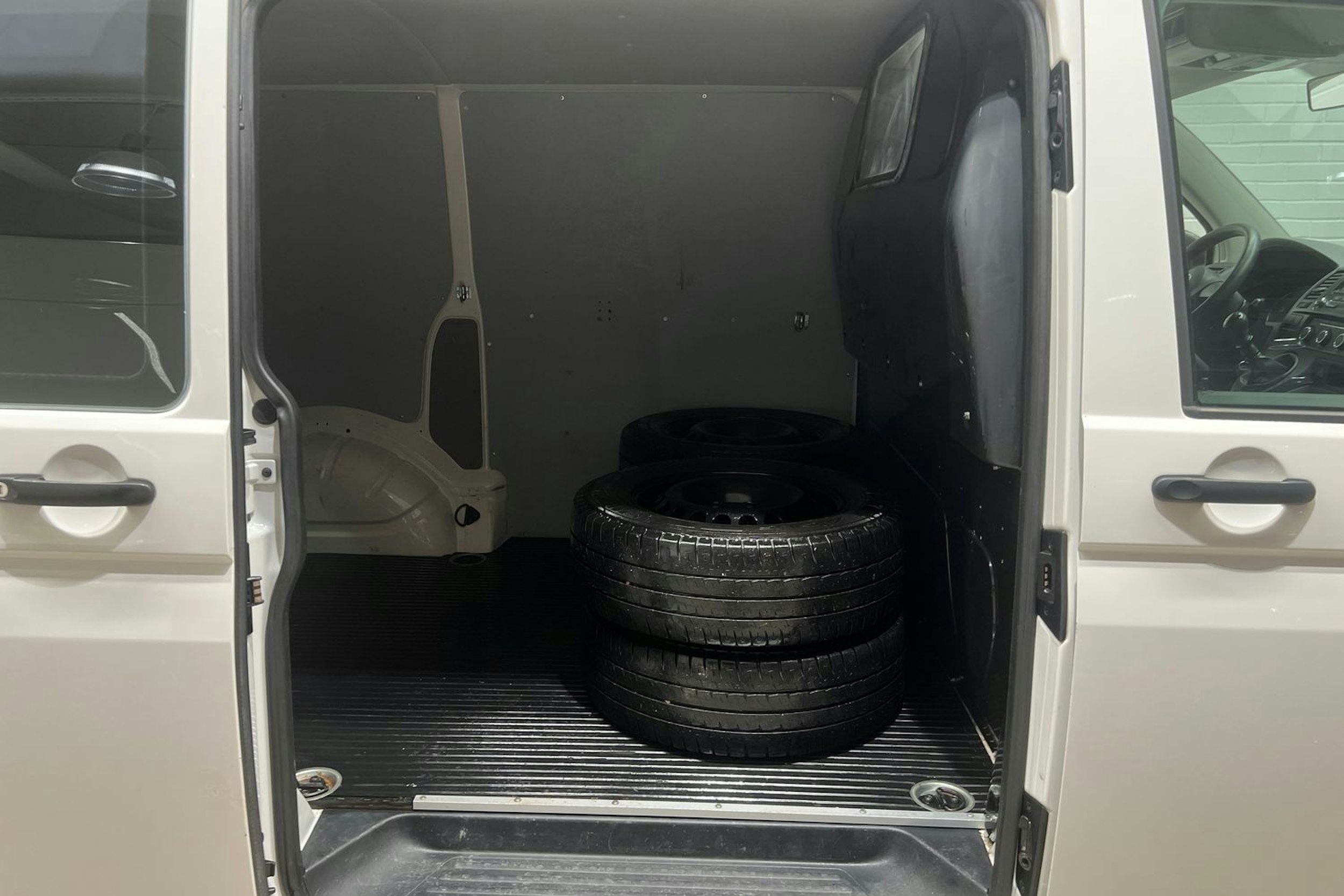 Valkoinen Volkswagen Transporter 2015 kuva 12.