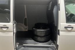 Valkoinen Volkswagen Transporter 2015 kuva 12.