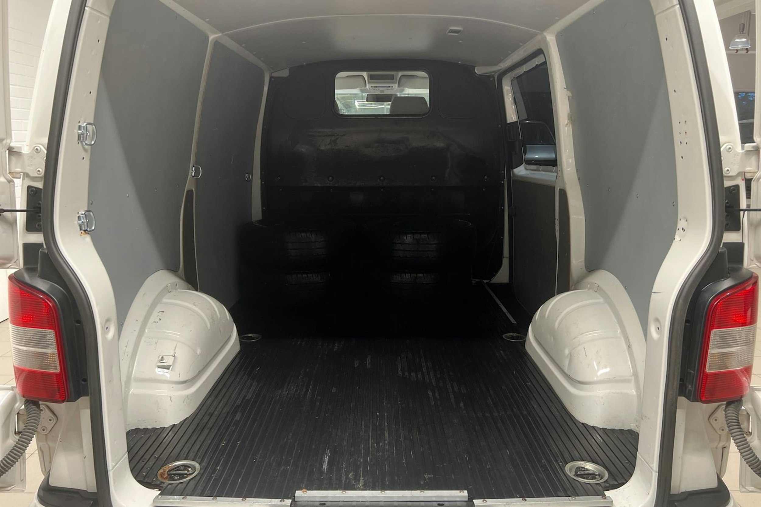 Valkoinen Volkswagen Transporter 2015 kuva 13.