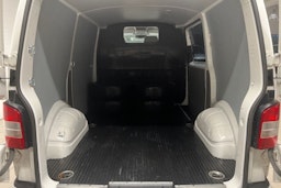 Valkoinen Volkswagen Transporter 2015 kuva 13.