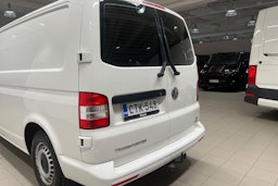 Valkoinen Volkswagen Transporter 2015 kuva 14.