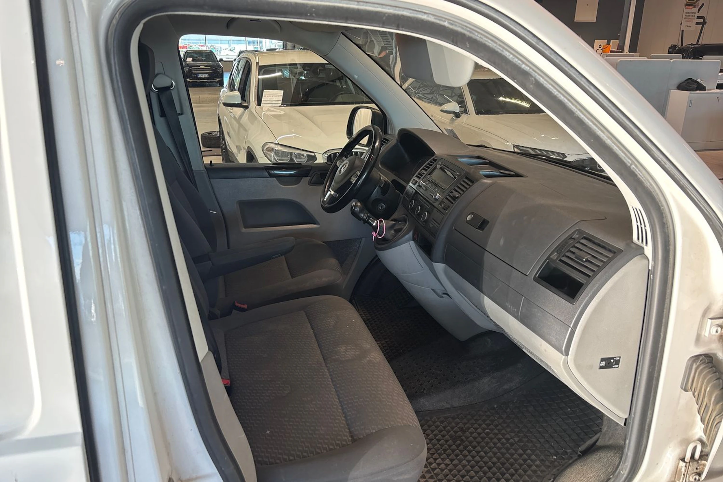 valkoinen Volkswagen Transporter 2015 kuva 6.