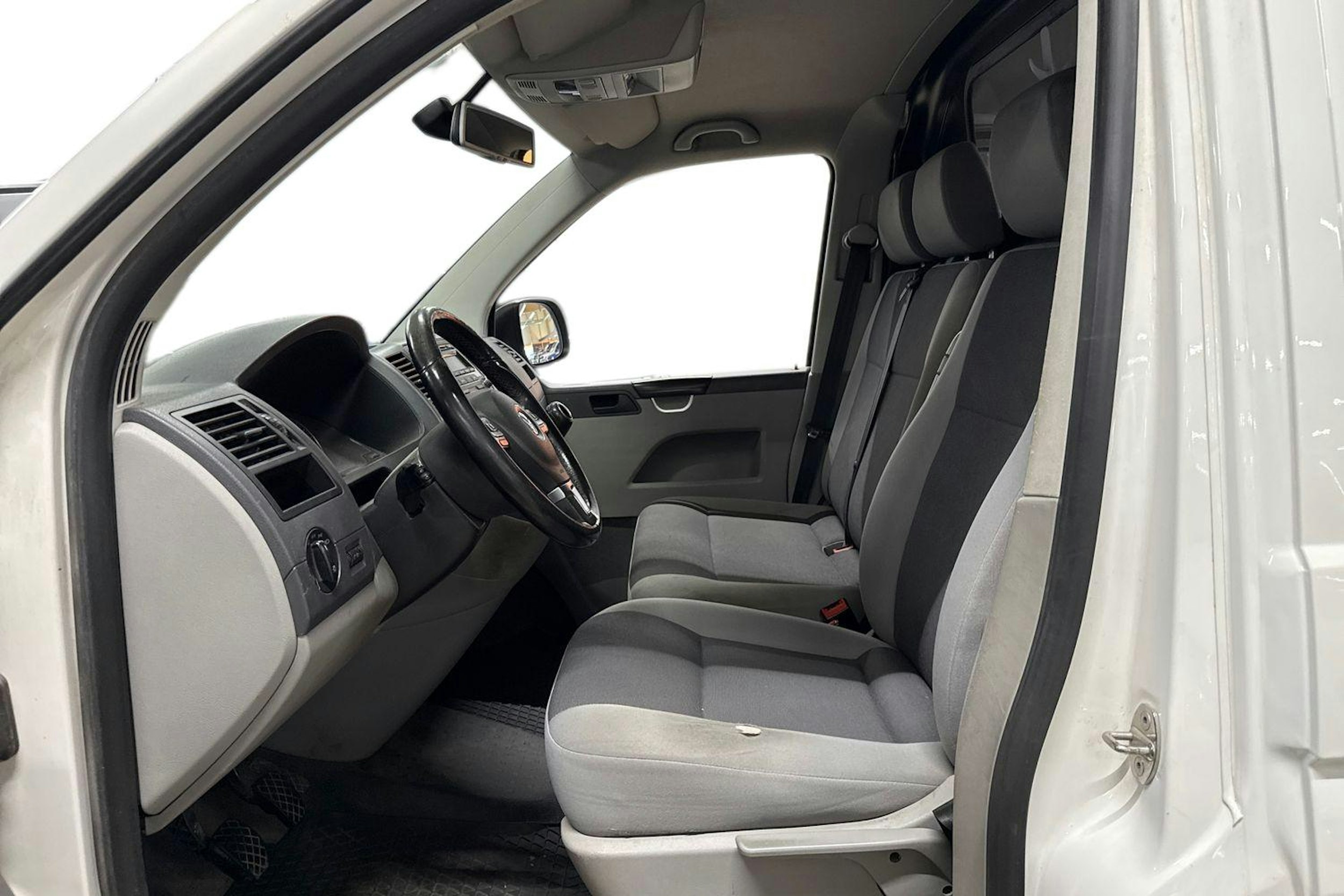 valkoinen Volkswagen Transporter 2015 kuva 3.