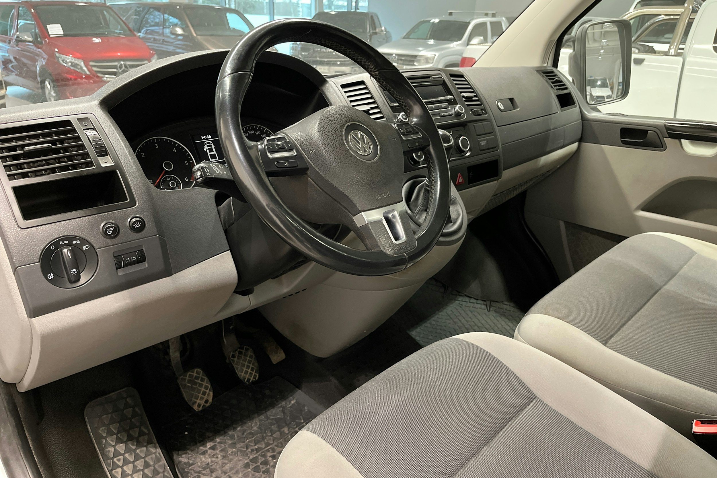 Valkoinen Volkswagen Transporter 2015 kuva 6.