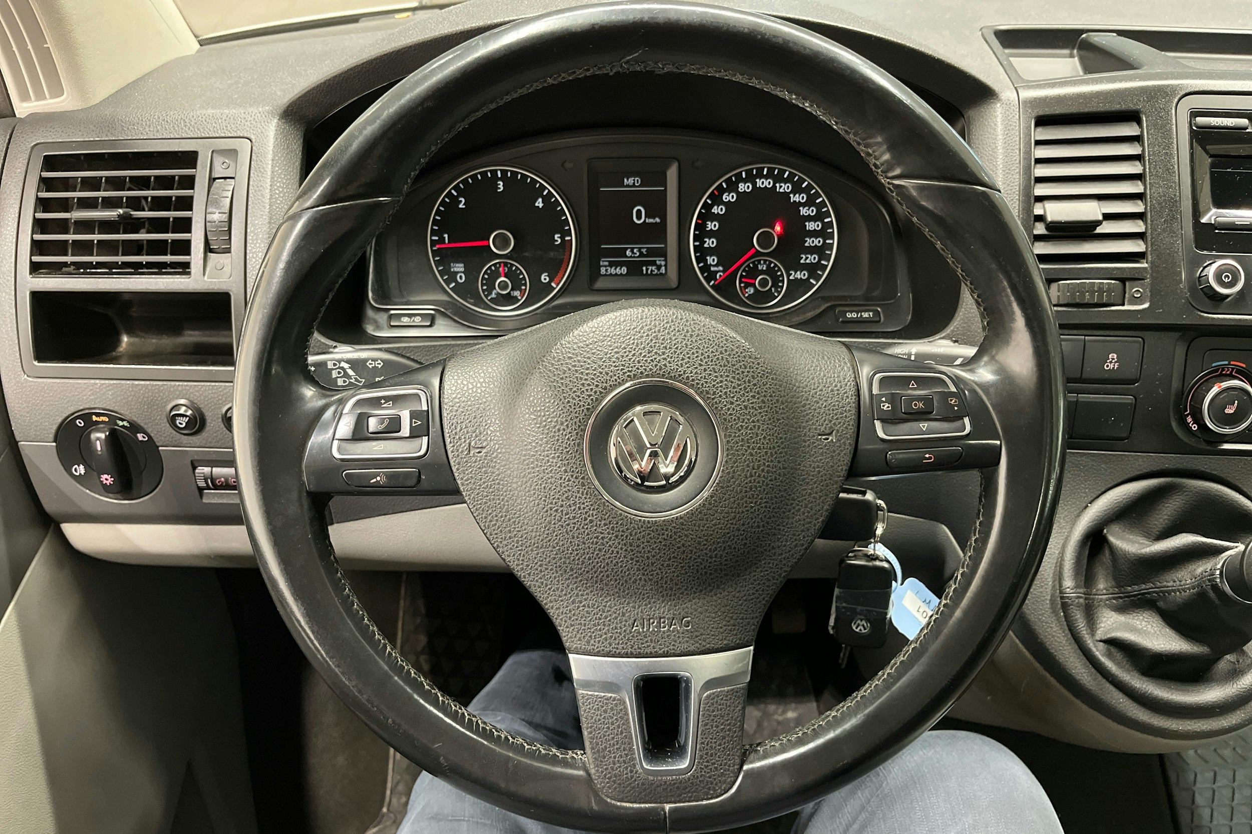 Valkoinen Volkswagen Transporter 2015 kuva 10.